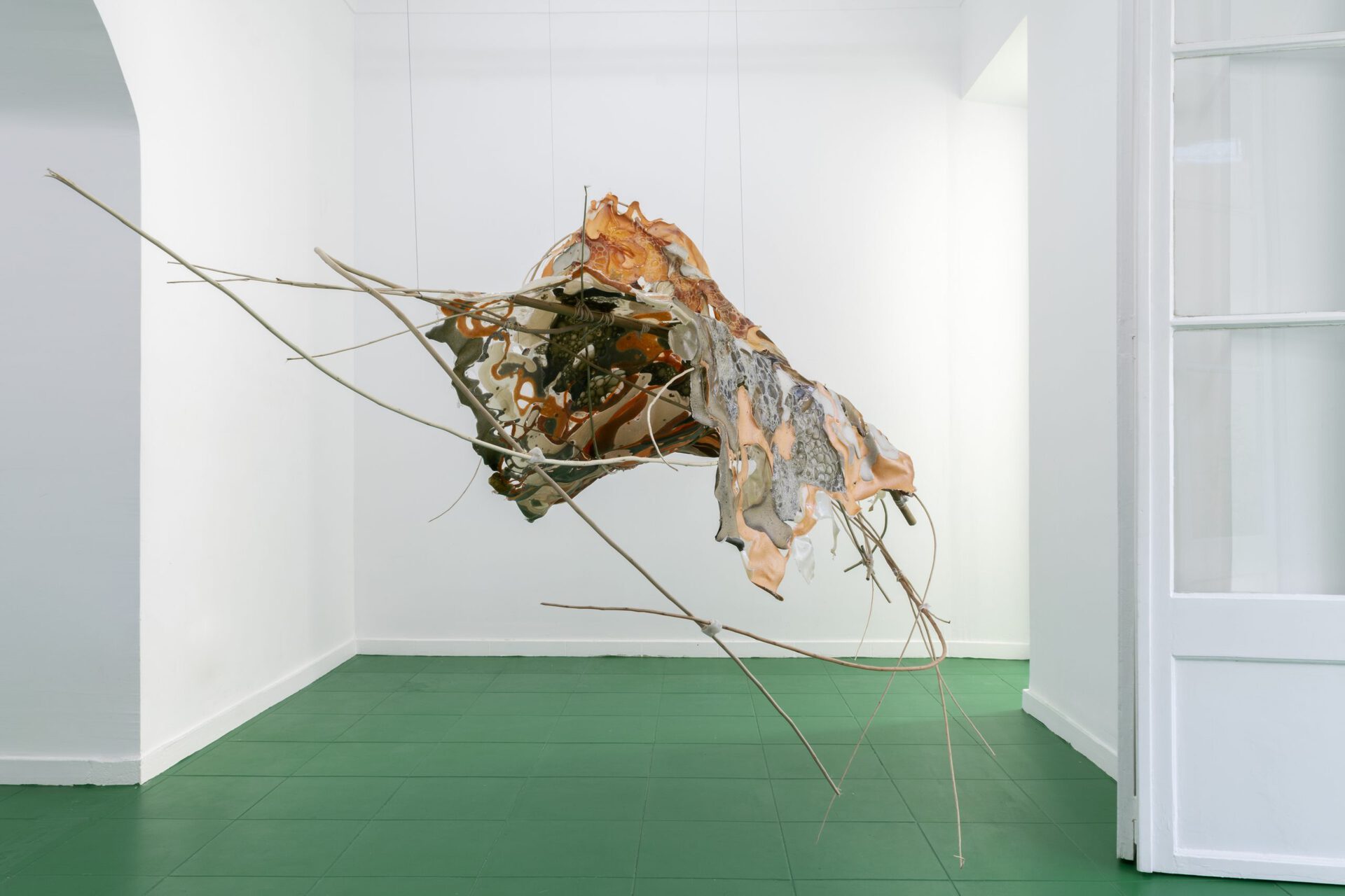Esther Gaton, Eu tinha poucos anos e já era rigorosamente anciã, 2021, 115 x 294 x 78 cm
