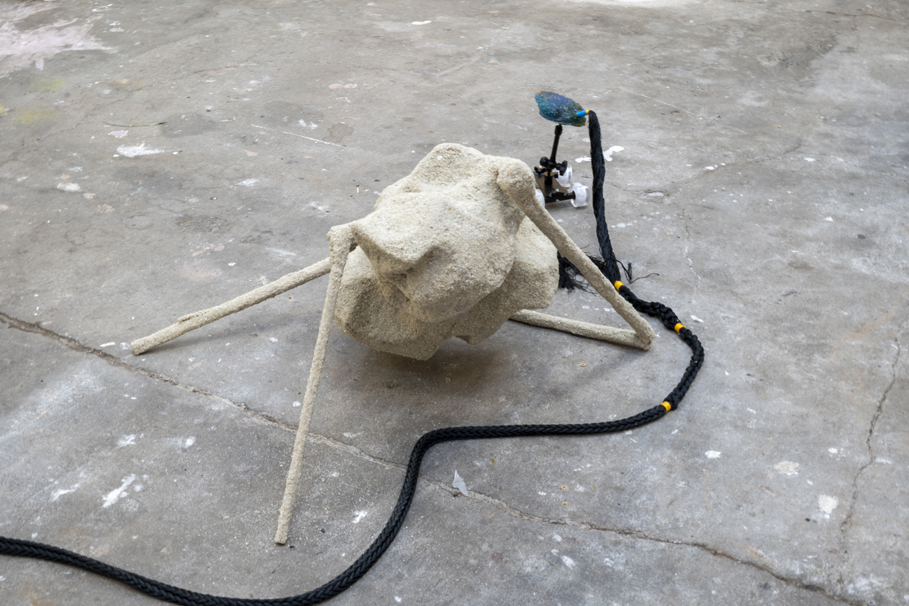 Morgane JOUVENCEL, Ecchymose 13, 2021, sable, bois et matériaux d’emballage, 93x71x80cm