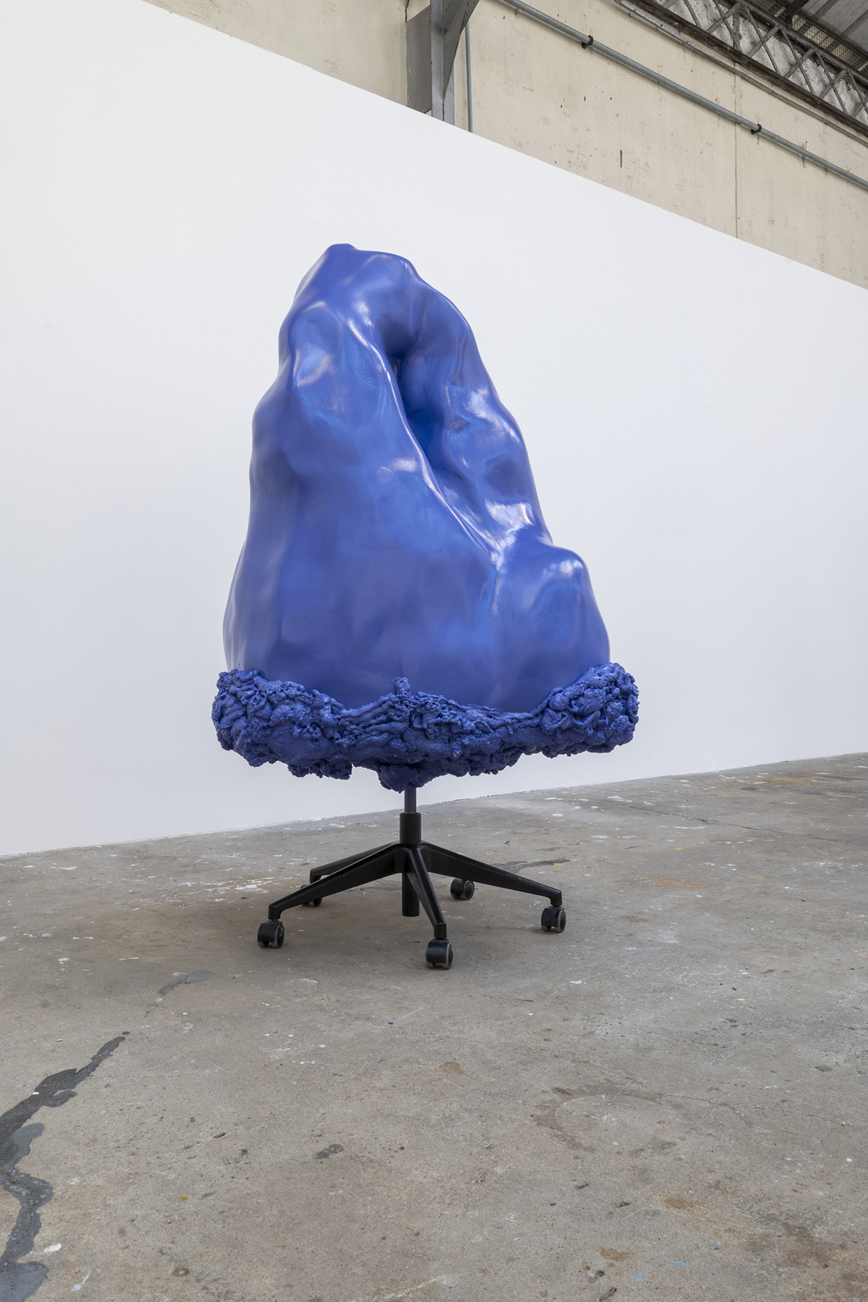 Benjamin DATOWSKI, Le Parasite, 2021, pied de chaise de bureau, mousse polyurethane, résine polyester, 100x90x150cm