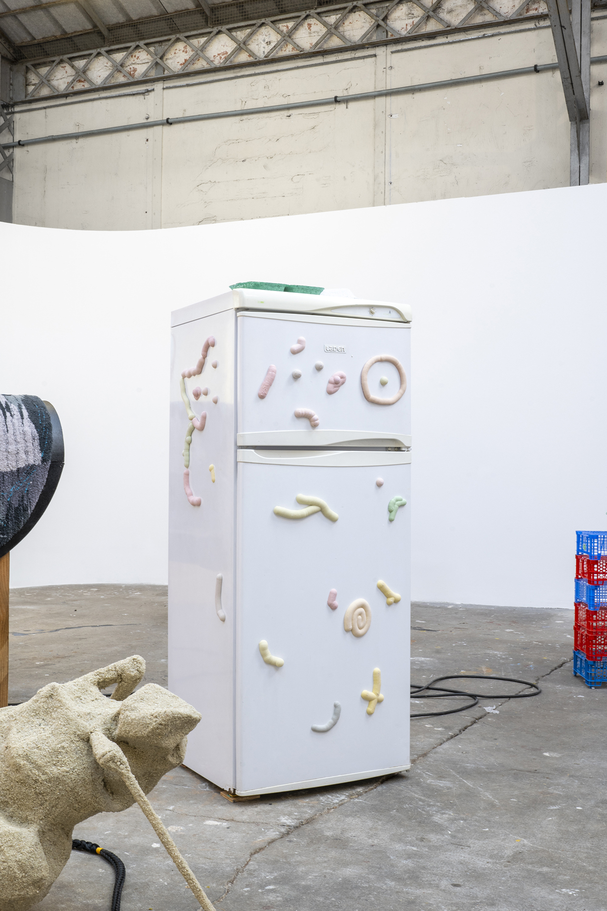 David DE TSCHARNER, Magnets, 2021, 40 éléments en polyuréthane, sable, pigment et aimant, dimensions variables