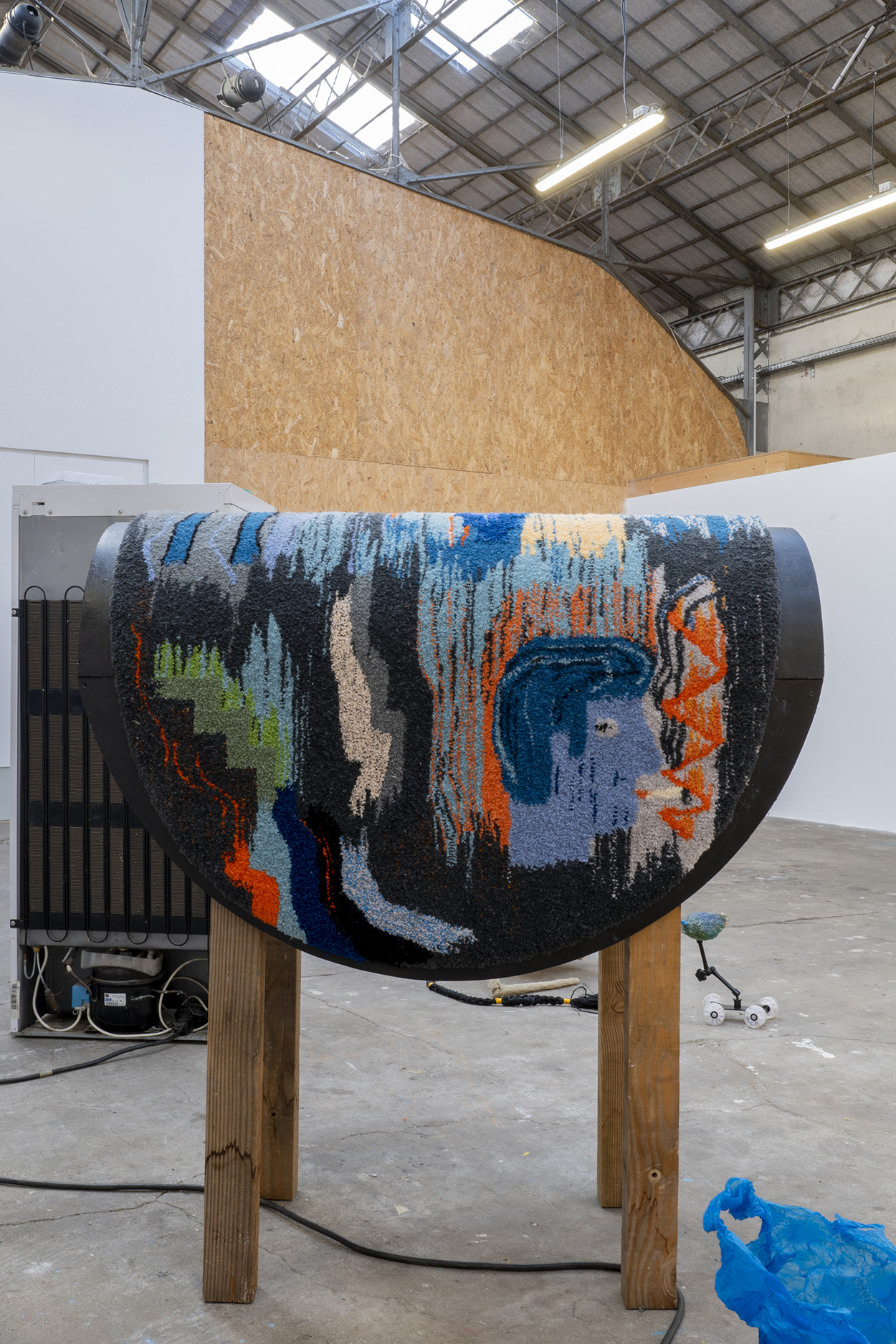 Chloe DUGIT-GROS, Le Monstre des Hawkline Tapisserie en laine tuftée, 2020, bois et goudron, 125x120x50cm