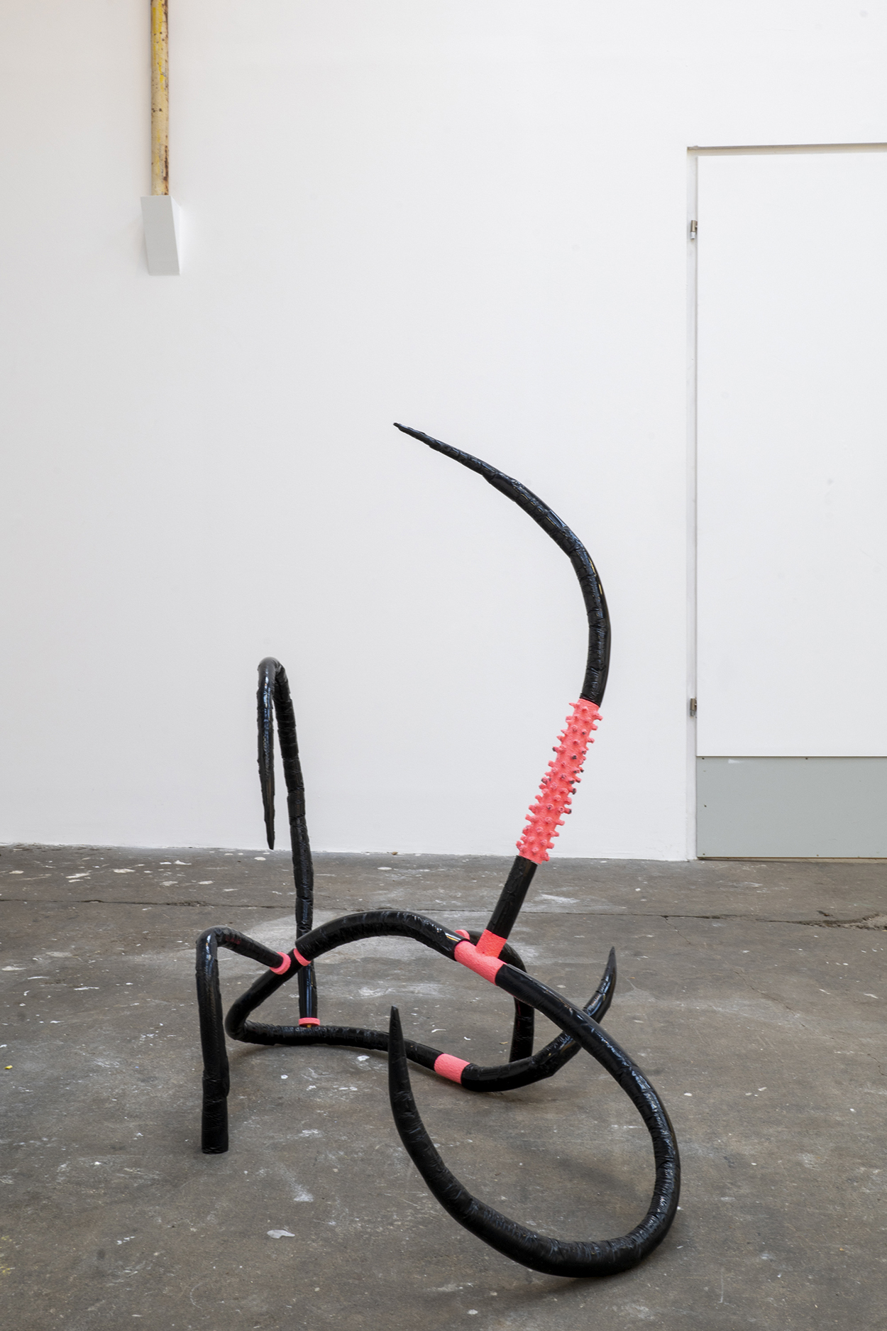 Loris ESTIVAL, The Soggy Soggy Leather, 2021, résine polyuréthane, 100x98x102cm