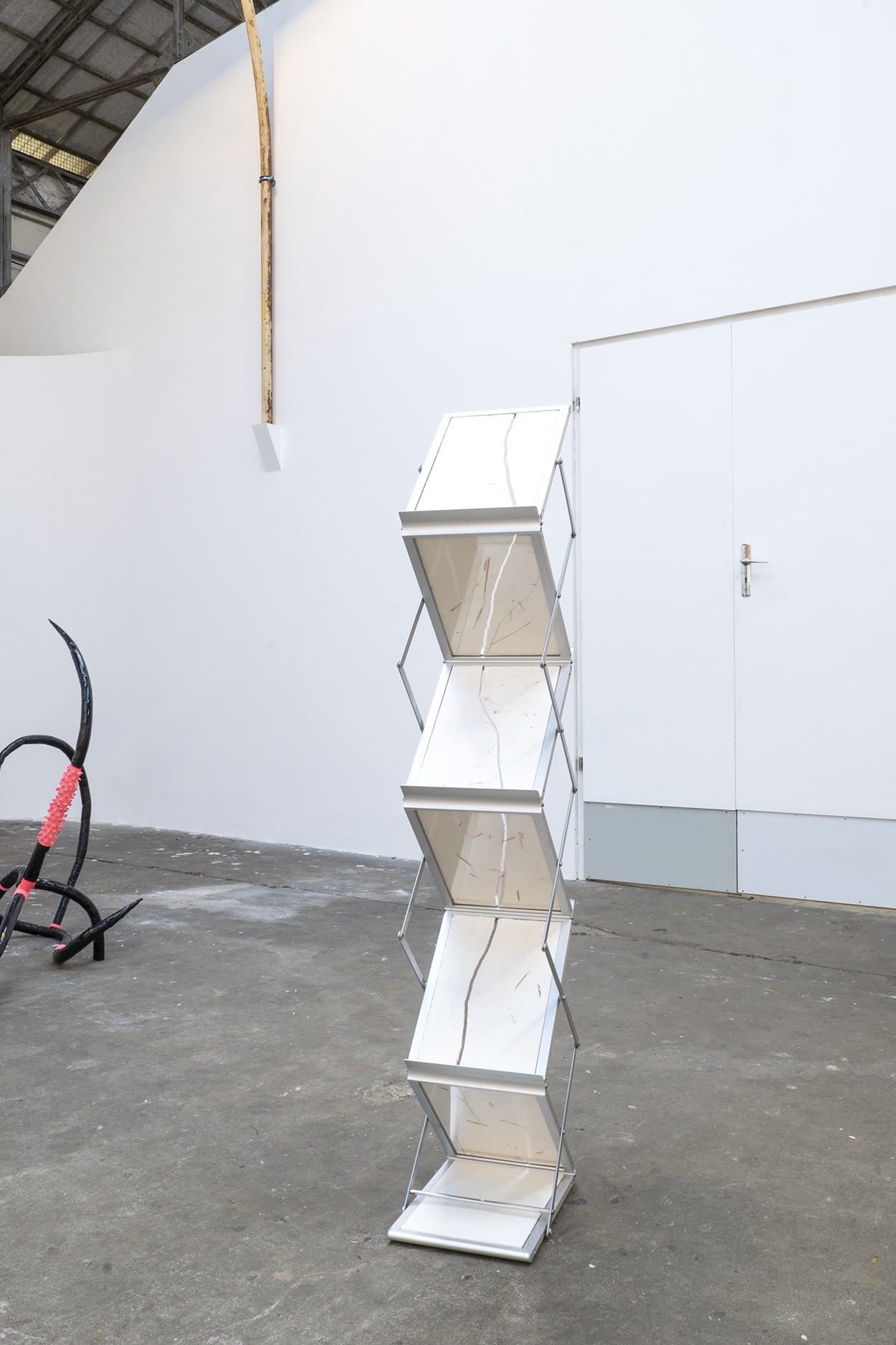 Amandine PIERNÉ, Foudre, 2021, Dessins au doigt sur plaques de plâtre avec sable et brins de roseaux, structure-présentoir aluminium en érection 145x36x25cm