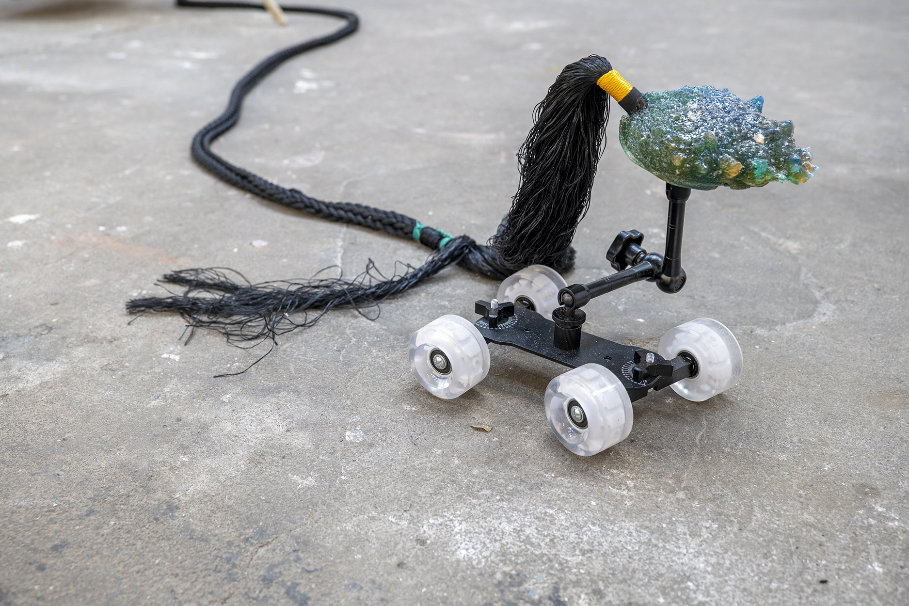 Guillaume BARONNET, Hétéroclite Hérésie Normative, 2021, résine époxy, pigments, mini dollies, roues de skateboard