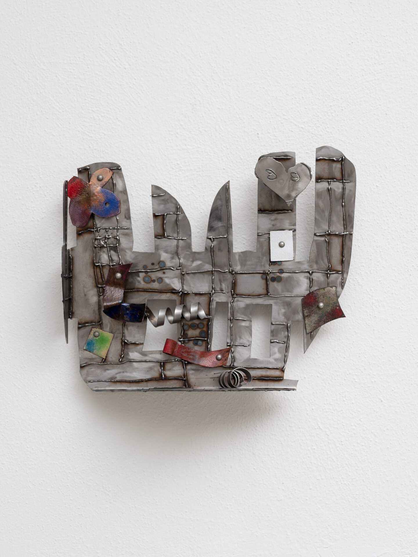 Antonia Nannt, reality in a nice wrapper, 2021, sheet steel and copper enamel, 35 × 40 cm