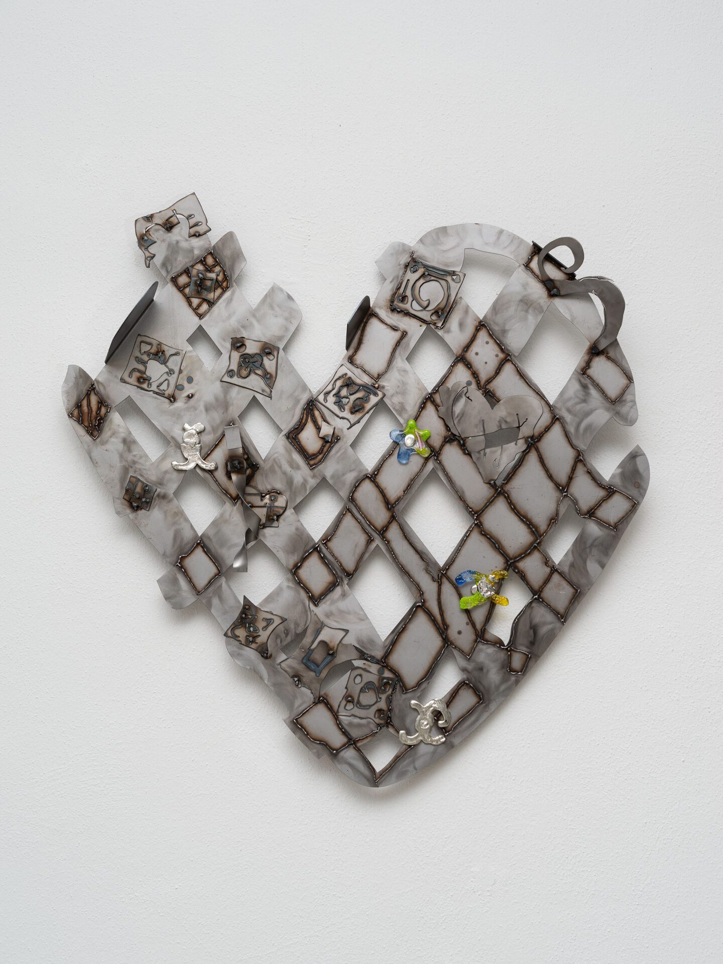 Antonia Nannt, Gingerbread Gem HQ, 2021, sheet steel, steel, glass and tin, 80 × 75 cm