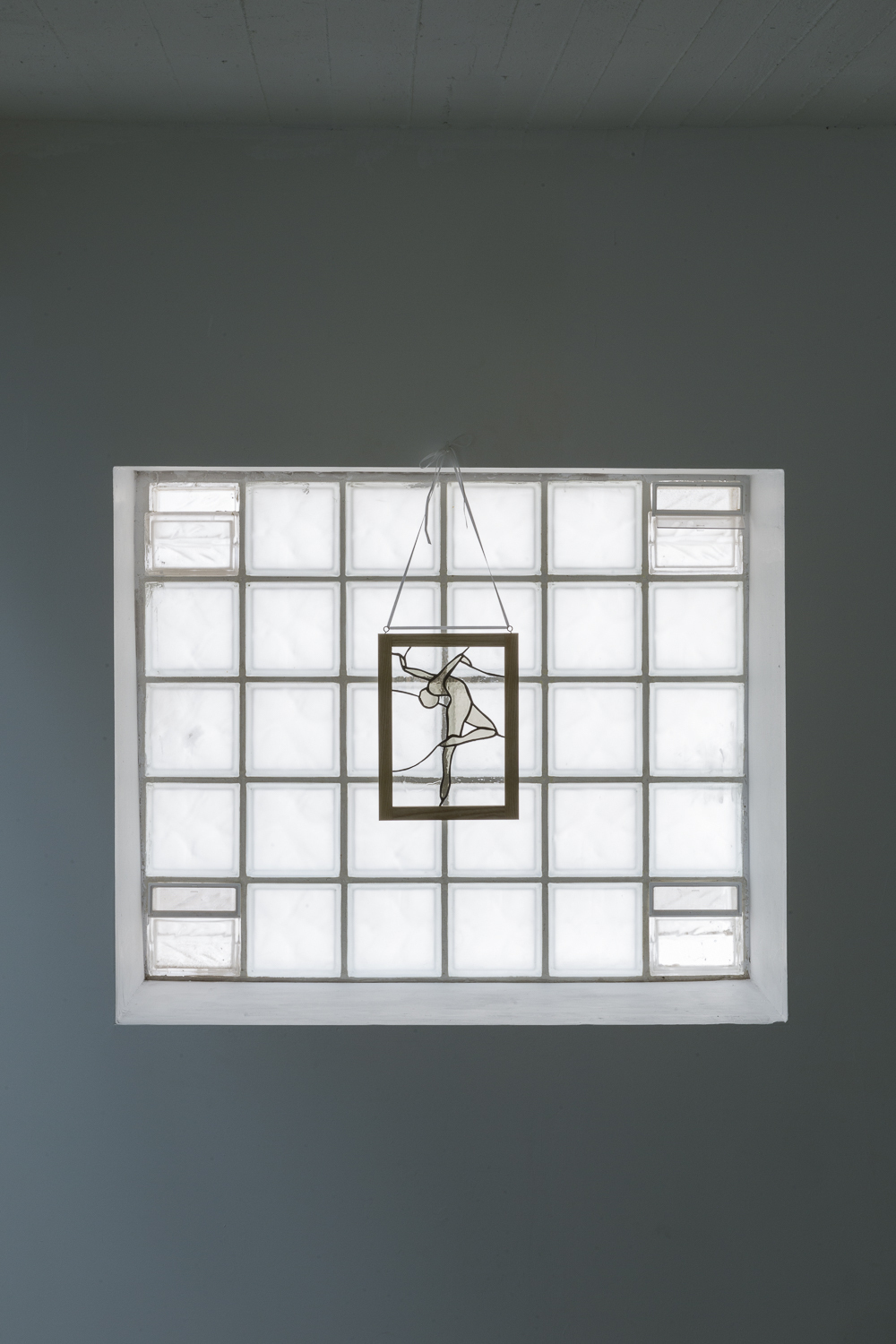 Georgina Hill, Danser, 2021, Stained glass, solder, oak, satin 24 x 33 cm