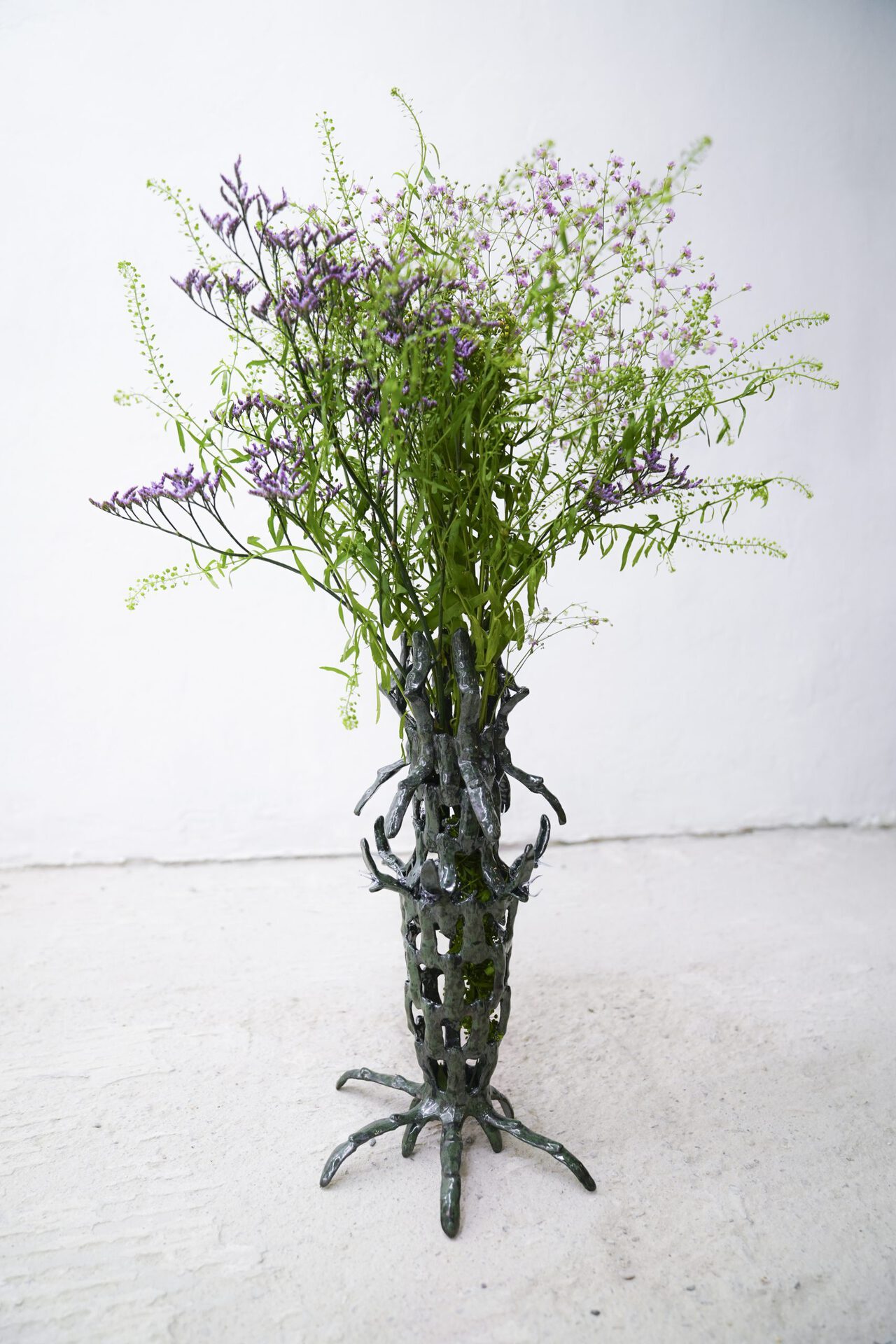 Clara Schweers, Digit V–A, 2022, ceramic, glass