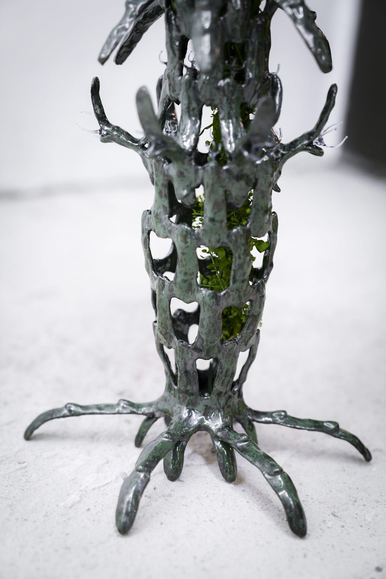 Clara Schweers, Digit V–A, 2022, ceramic, glass