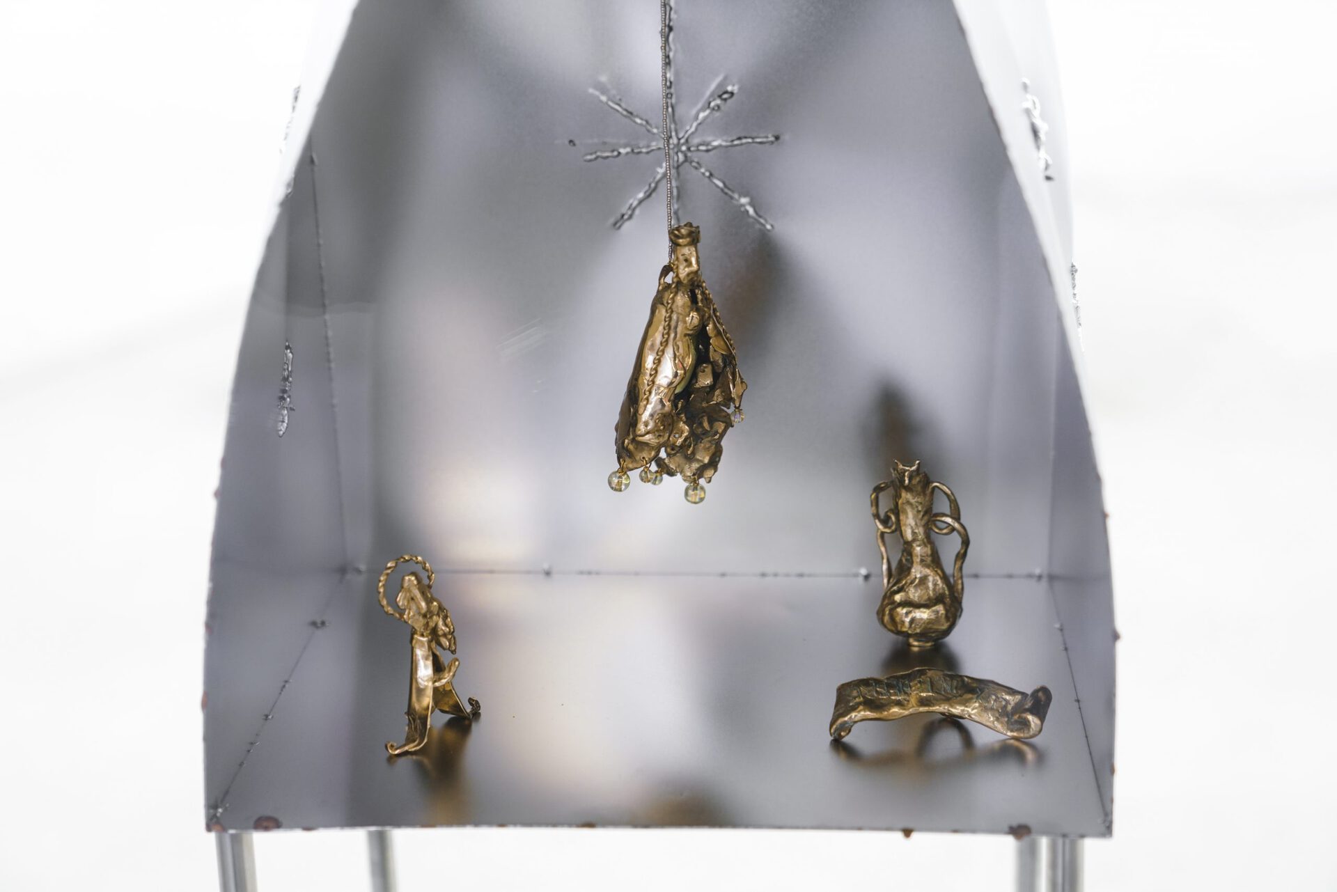 Jenna Kaes, Studio Kuhlmann, Ursulas's Diptych, 2022, stainless steel, glass, casted bronze