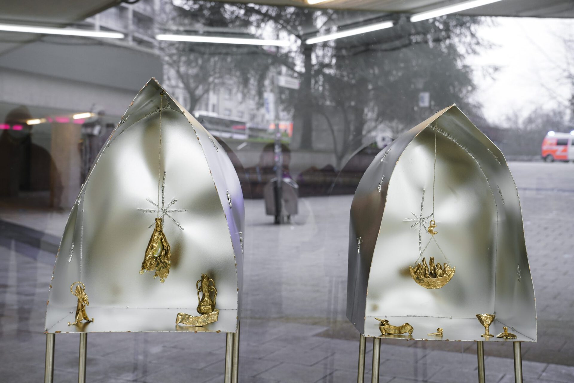Jenna Kaes, Studio Kuhlmann, Ursulas's Diptych, 2022, stainless steel, glass, casted bronze