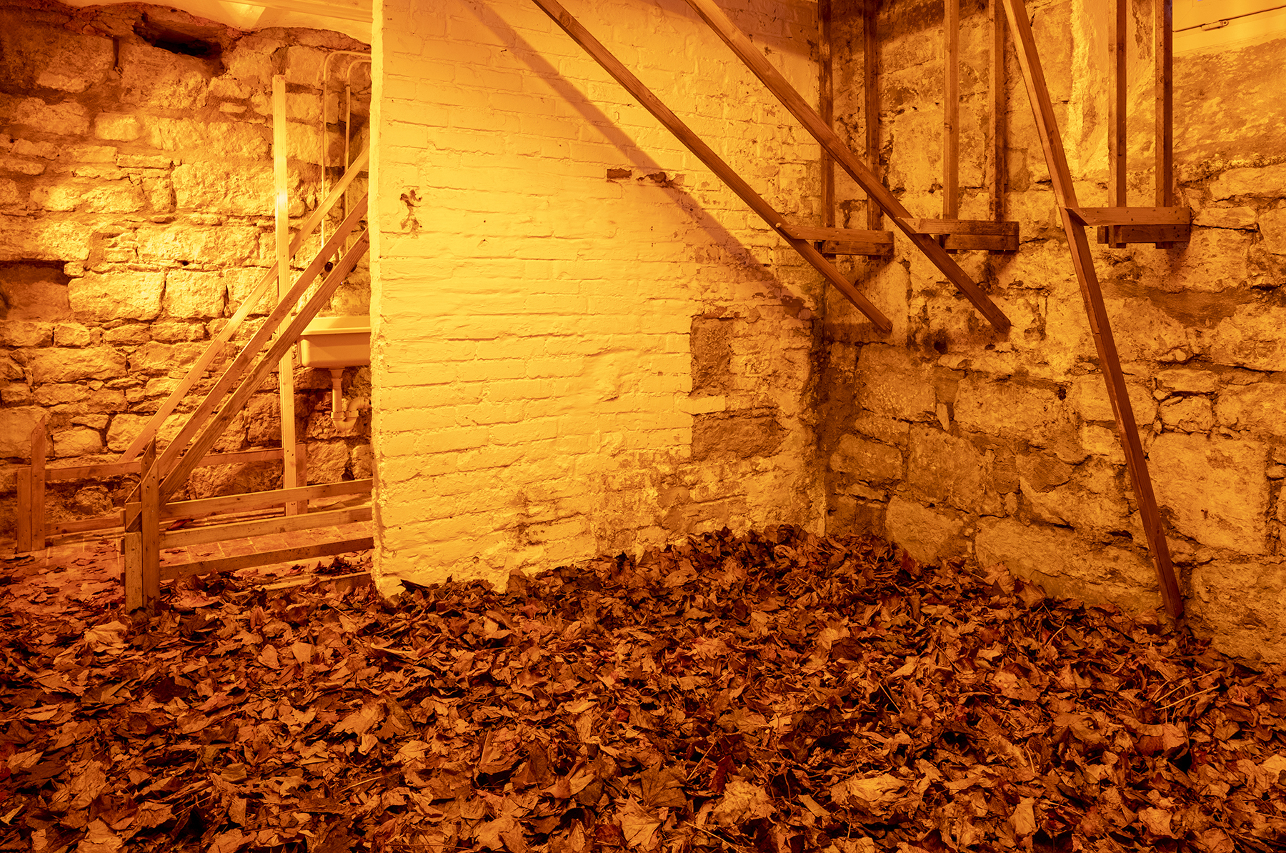 Val Minnig, Clicc Clicc, 2021. Roof construction, ceramics on wood, heat lamps, leaves