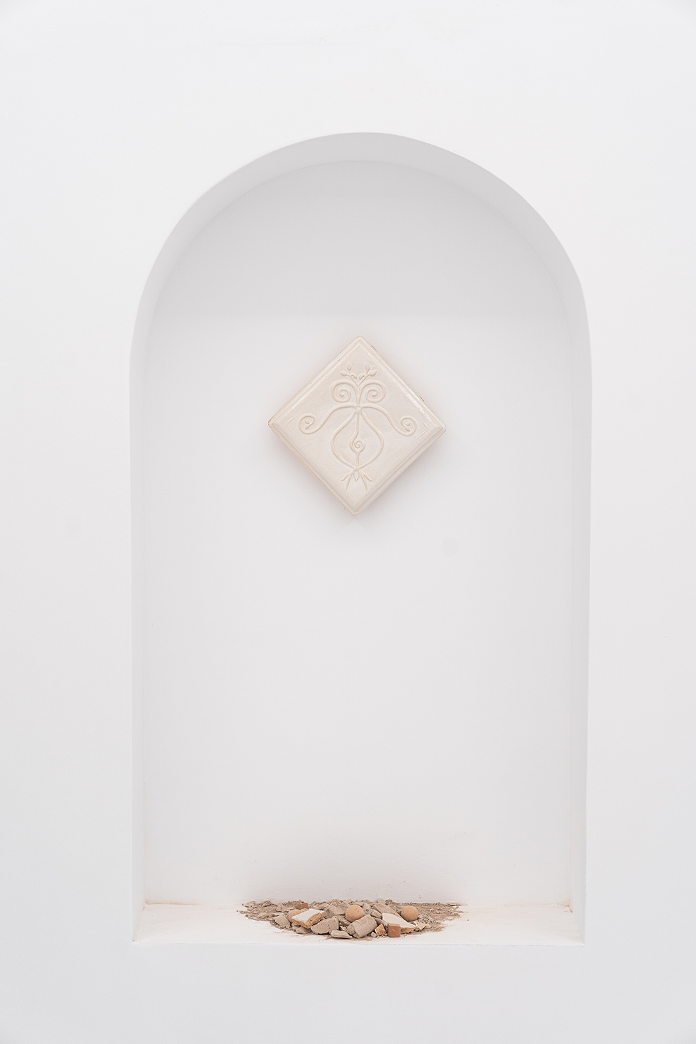 Ana Maria Stefan, Axis Mundi, 2021  installation with glazed terracotta: mixture of Medgidia kaolin clay, kaolin, Aghireș quartz sand, Șuncuiuș refractory clay and fired scrap,  tile: 22x22x6 cm