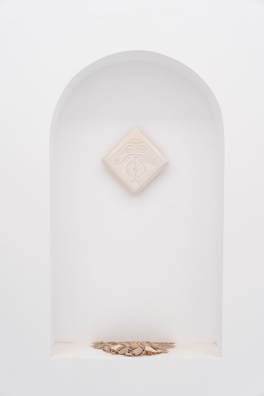 Ana Maria Stefan, Axis Mundi, 2021 installation with glazed terracotta: mixture of Medgidia kaolin clay, kaolin, Aghireș quartz sand, Șuncuiuș refractory clay and fired scrap, tile: 22x22x6 cm