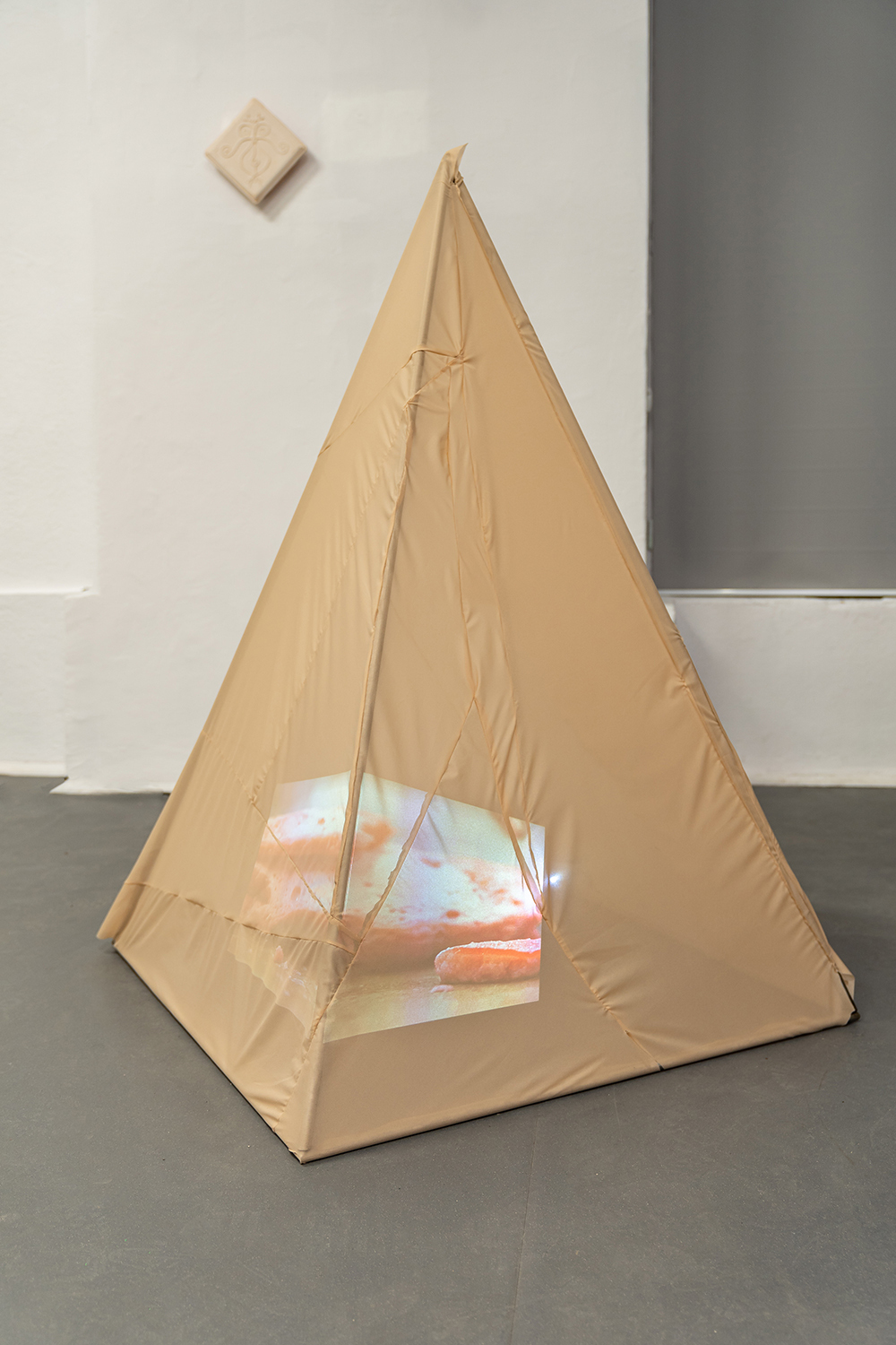 Isabella Fürnkäs, Open Secrets, 2021 video installation, stainless steel structure, silk cloth, projection, video 8:45min color/sound, loop, 150 x 100 x 100 cm