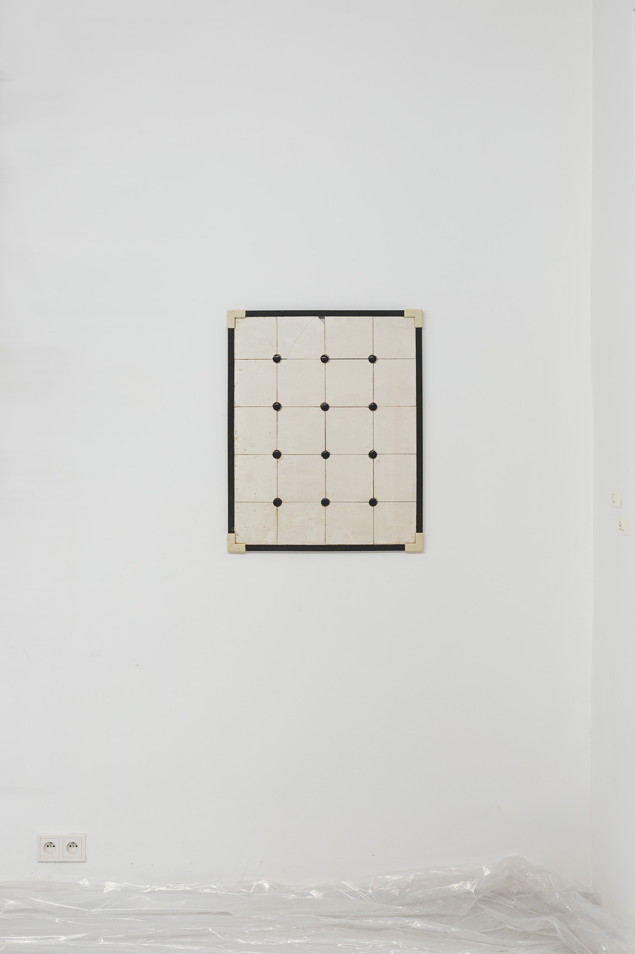 Ruth Tauer, “Slipped down”, 1988, ceramic tiles.
