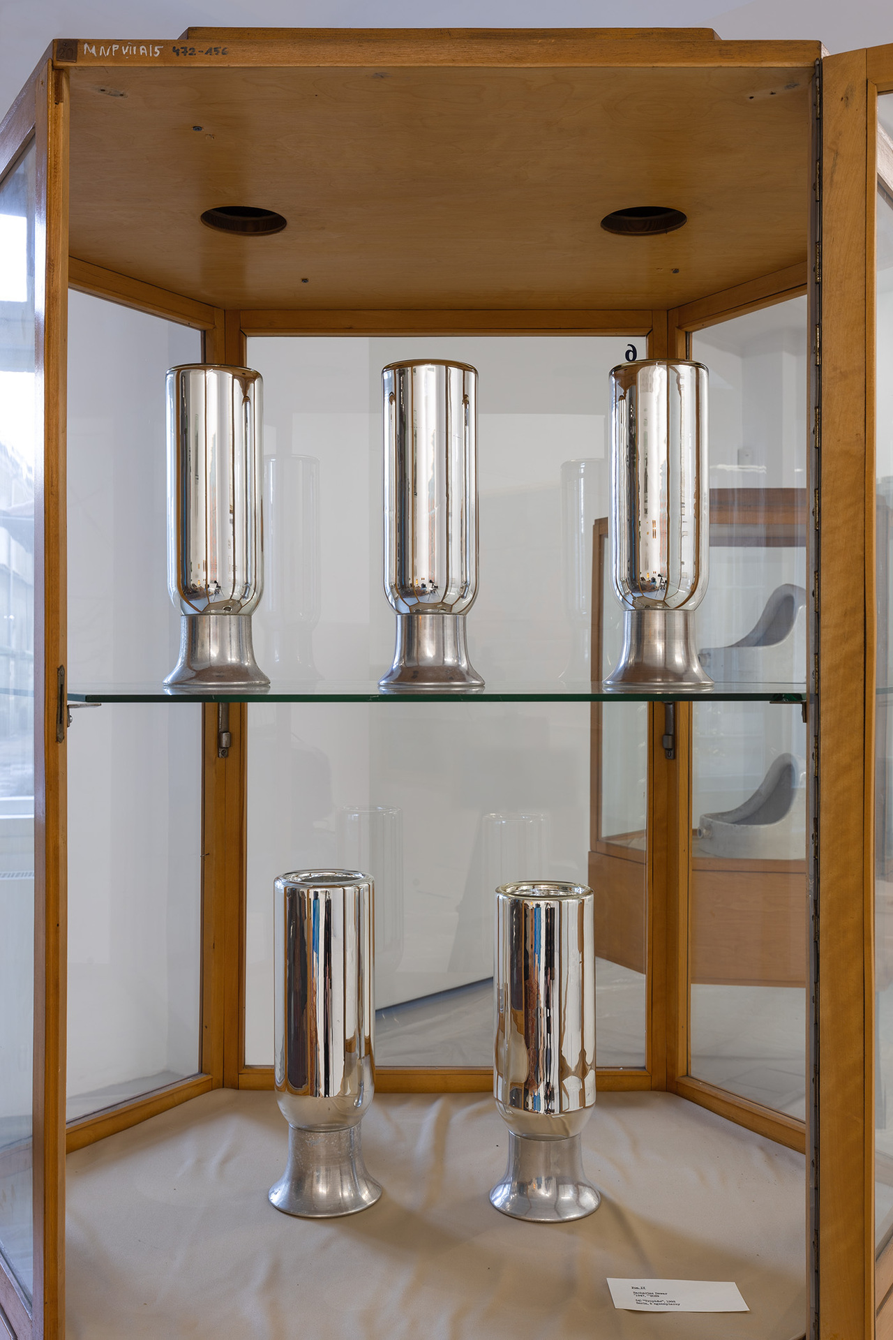 Zacharias Dewar, “Trophäe”, 1992, series: 5 pieces, glass, silver coating.