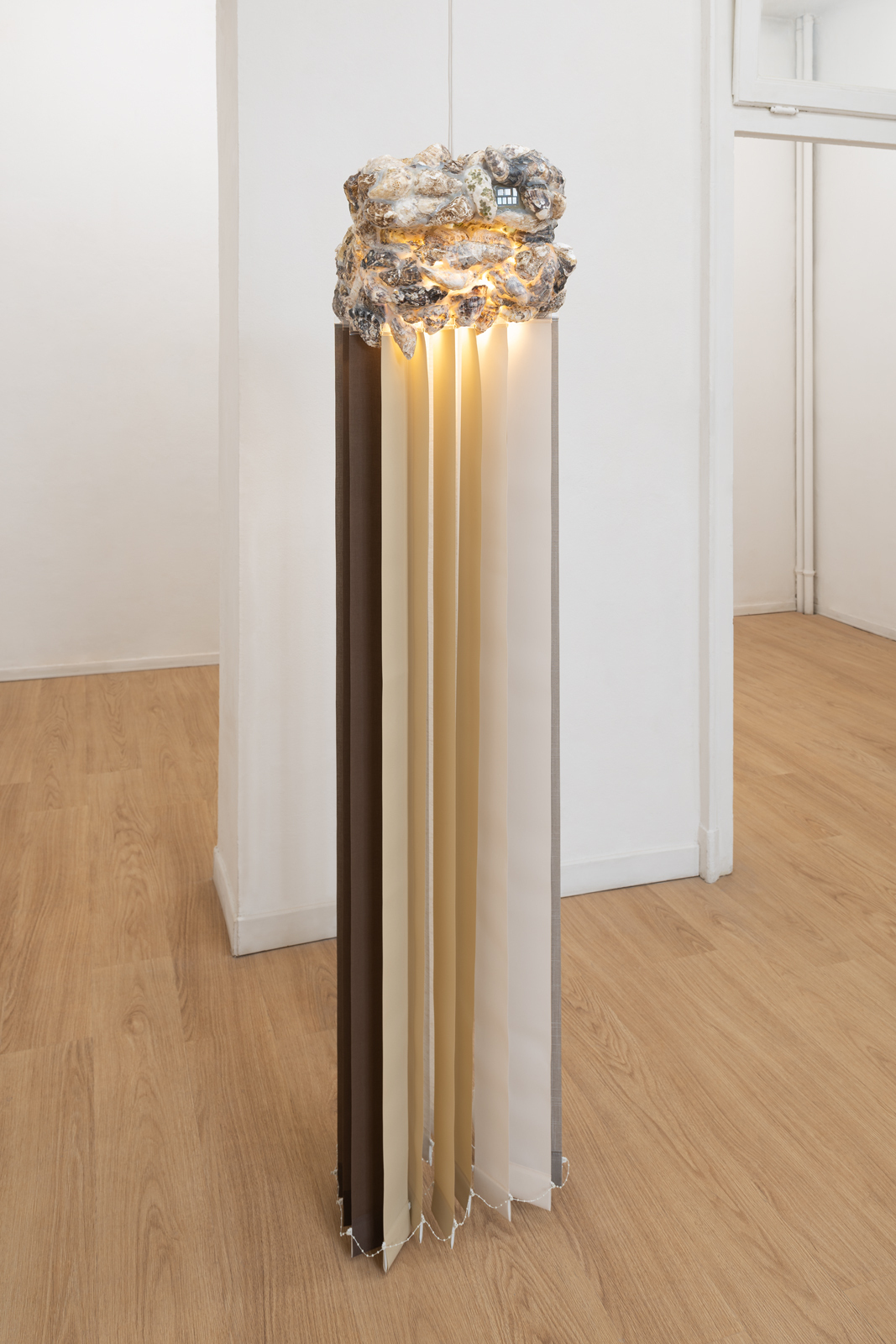Agata Ingarden, Coffee Break, 2022 Stainless steel, oyster shells, glue, wires, neon bulbs, plastic window model, double sided mirror, blinds , 195x38x45 cm Courtesy: The artist