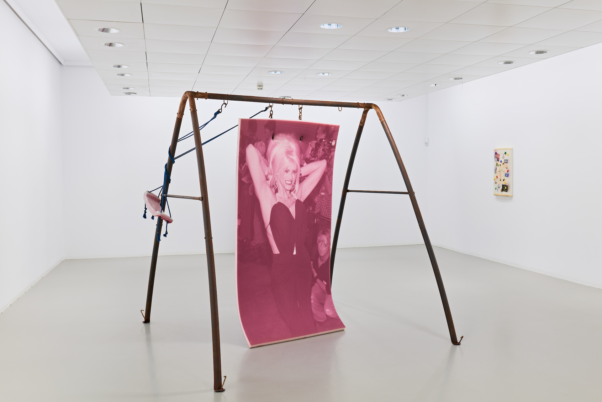 Billie Clarken, „Dead-On Display“, 2022, UV print on polyurethane, swing painted, 216 x 218 x 233 cm