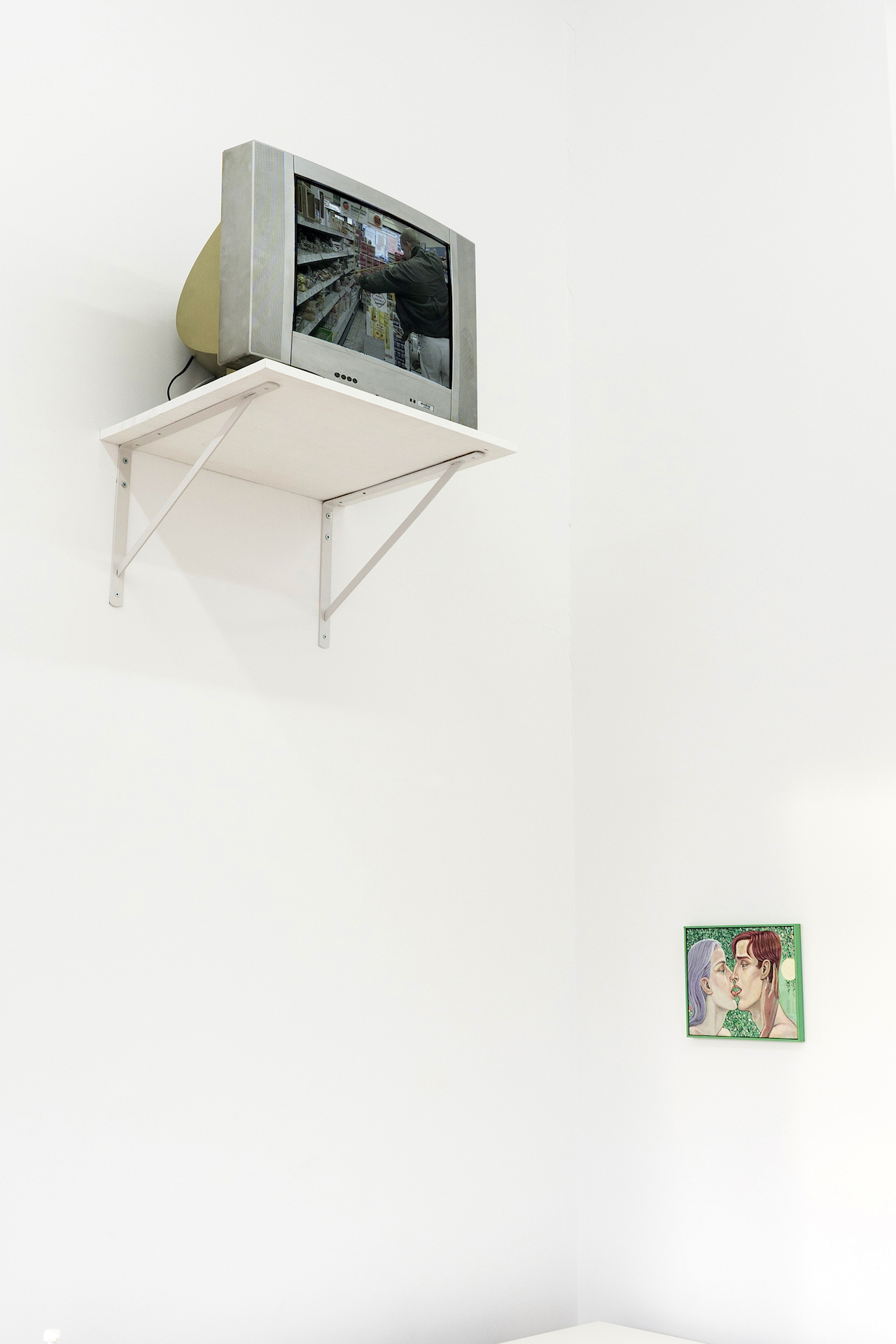 Christian Jankowski, Die Jagd / The Hunt, 1992. Video (VHS), 1:11 min, PAL, 4:3, color, sound, German, edition of 200 + 2 AP, Courtesy the artist, Berlin Soshiro Matsubara, Kiss XXII, 2020, Oil on canvas, hand made frame, 25.5 x 31.5 x 2.5 cm, Courtesy CROY NIELSEN gallery, Vienna | Callirrhöe, Athens, Photo: Alexandra Masmanidi, 2022