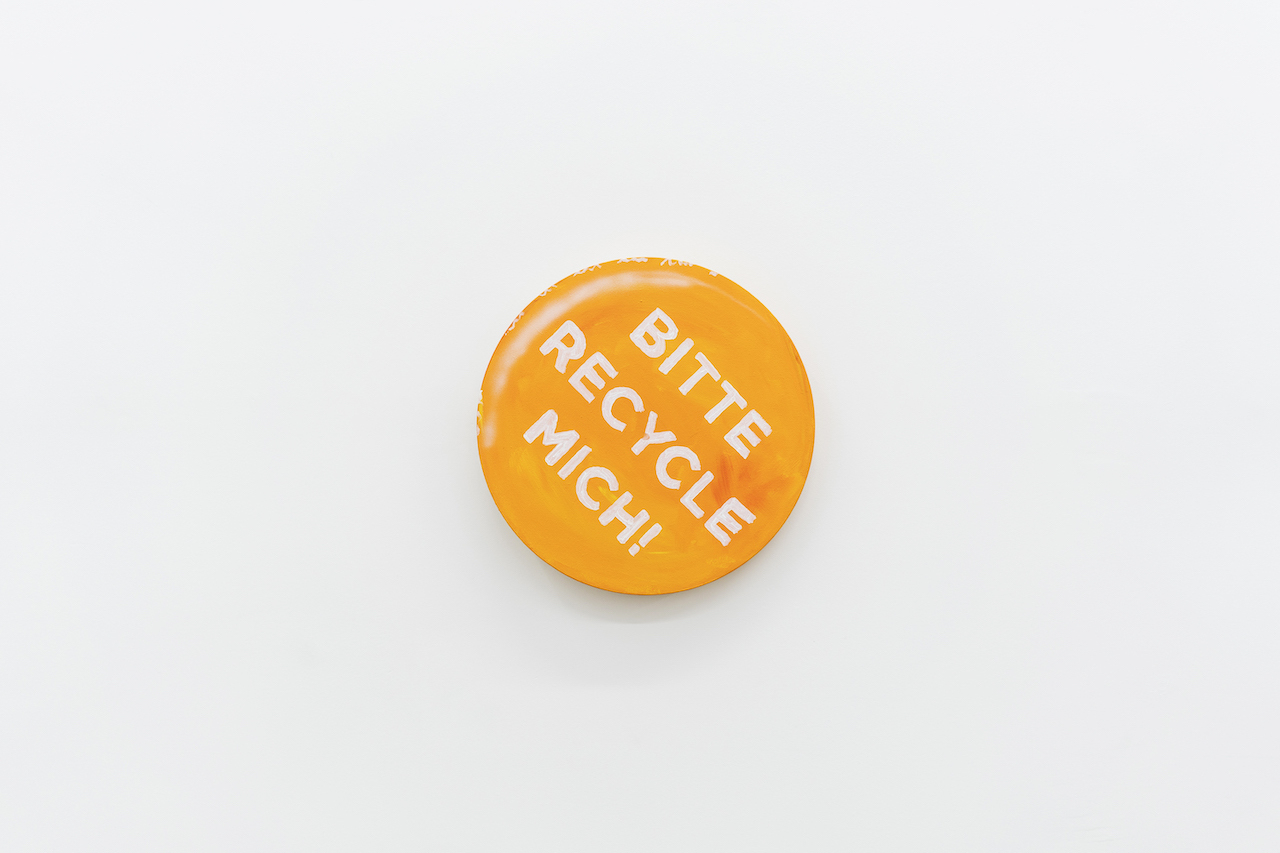 Sophie Gogl, cute! this fanta tells me what to do, 2022, (Inscription translation: Please recycle me!), Acrylic on canvas, Ø 34 cm, Courtesy KOW gallery, Berlin | Callirrhöe, Athens, Photo: Alexandra Masmanidi, 2022