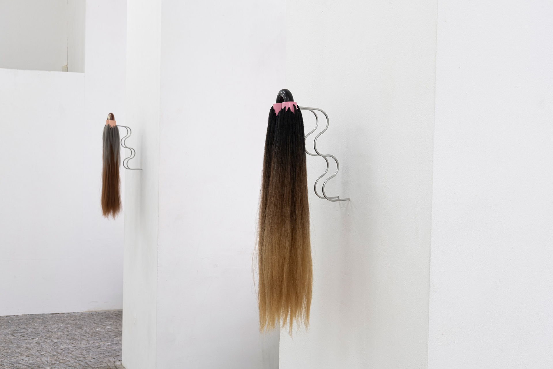 Zu Kalinowska, Portrait 2020 Human & Synthetic Hair, Epoxy, Aluminum, 16x20x70cm Zu Kalinowska, Runaway Fingers 2021 Synthetic Hair, Epoxy, Aluminum, 18x20x70cm