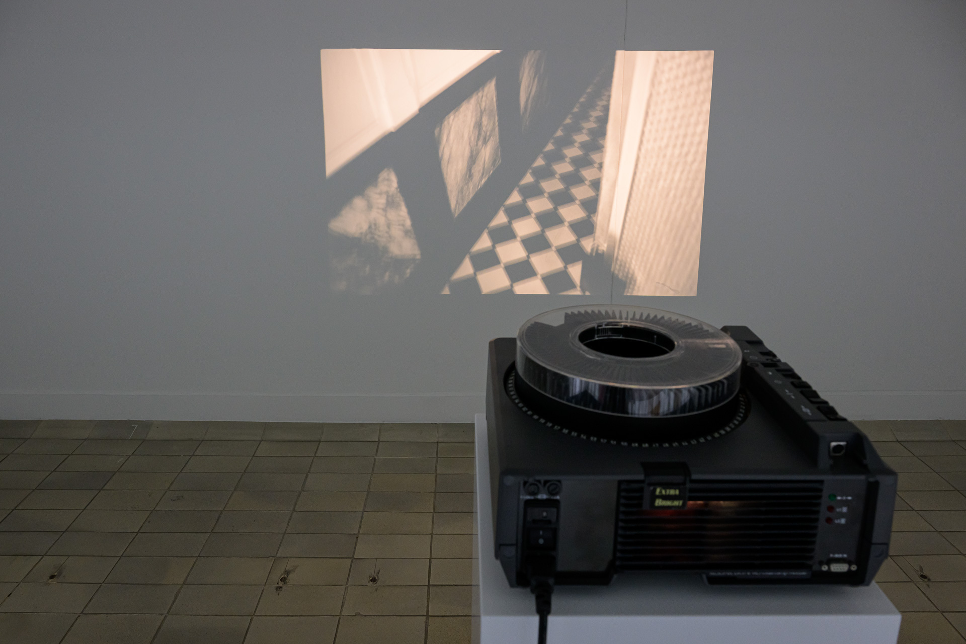 Lukas Quietzsch, Bilder aus einer Bewegung (2), 2021, Slide projector, 74 black and white photographs, Dimensions variable, Photo: Marc Doradzillo
