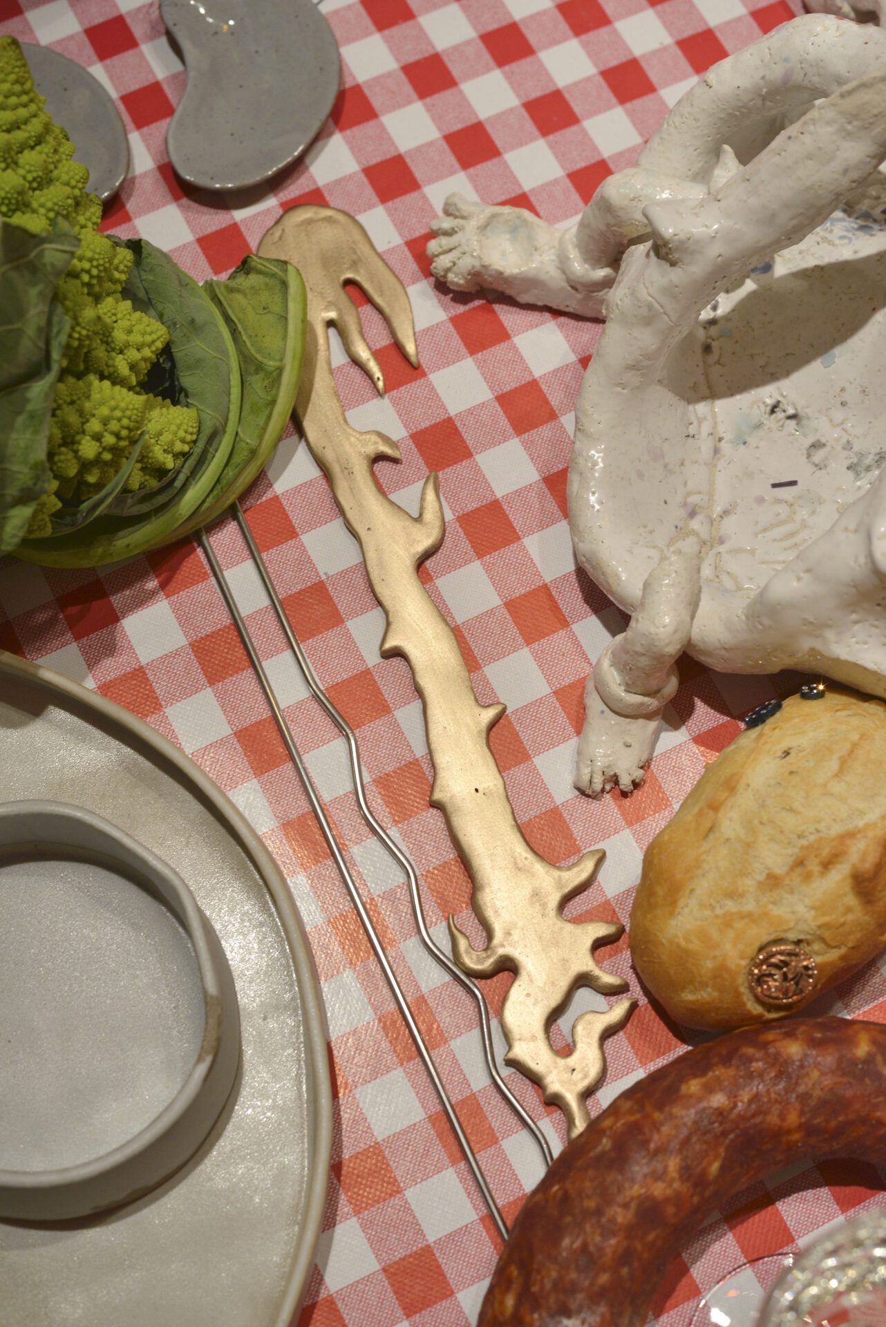 Installation Shot, Anka Helfert Liquid tools , 2022 Bronze 1 x 4 x 27 cm, left from the heart: Ziva Drvaric Eye , 2022 glasierte Keramik 24 x 14,5 x 4,5, bread:Johannes Büttner Schrippe , 2022 Schrippe, flesh tunnels