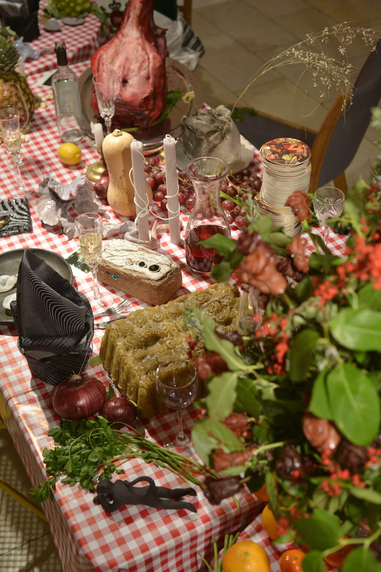 Installation Shot; beeswax:Maximilian Haja Cake Winslet, 2022 Bienenwachs 21 x 31 x 13 cm