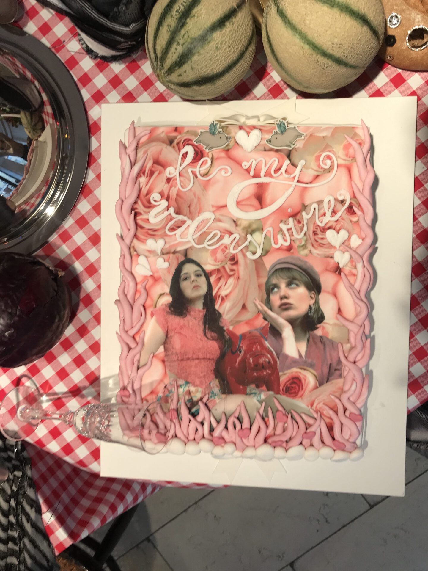 Installation Shot,Bis einer weint Valentineswine , 2022 Fotodruck auf Torte - Konditorei Münchner Freiheit 29 x 42 cm