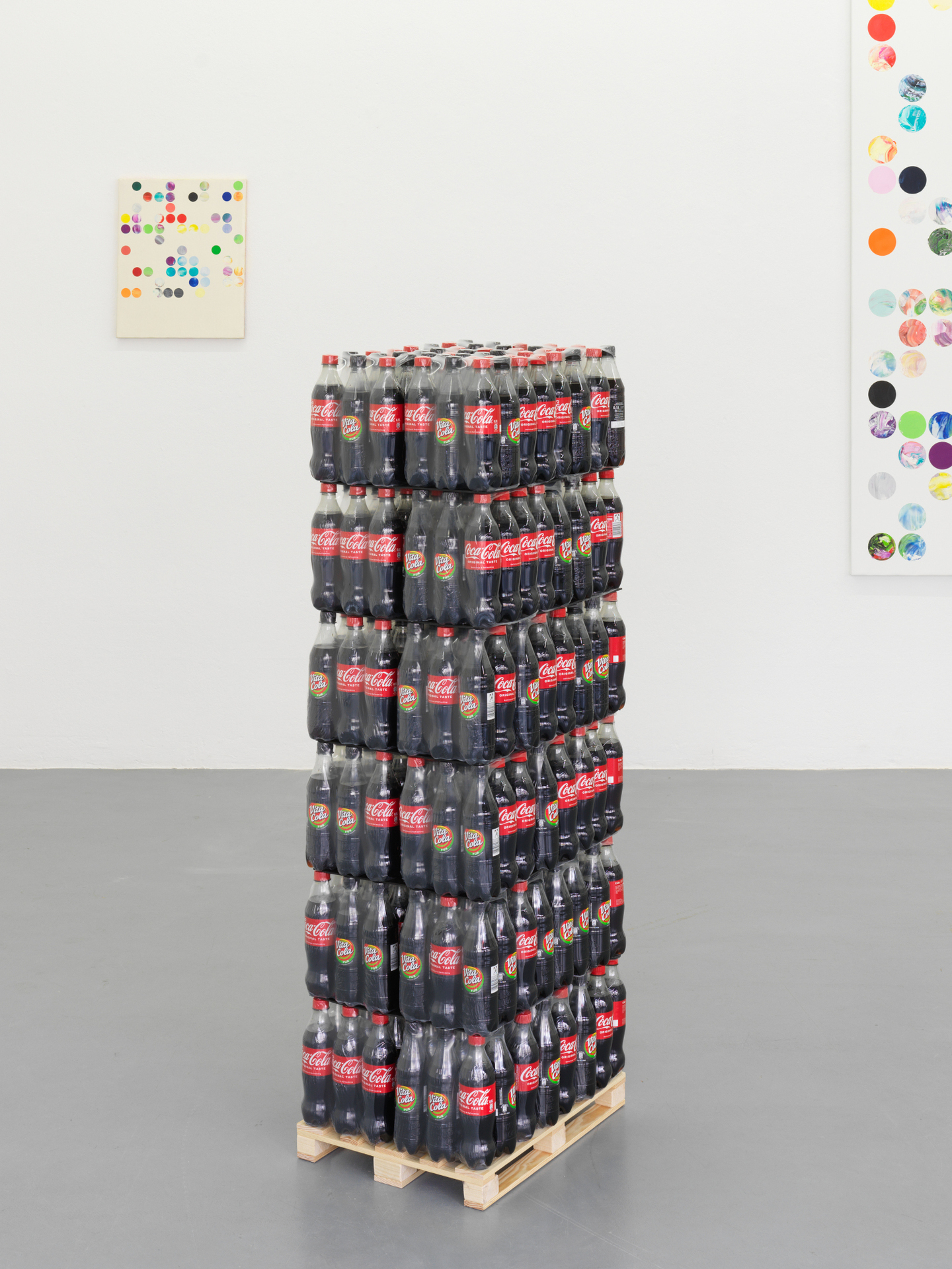 Linda Havenstein, Blühende Landschaften, 2022, PET bottles, wood, 150 x 35 x 40 cm