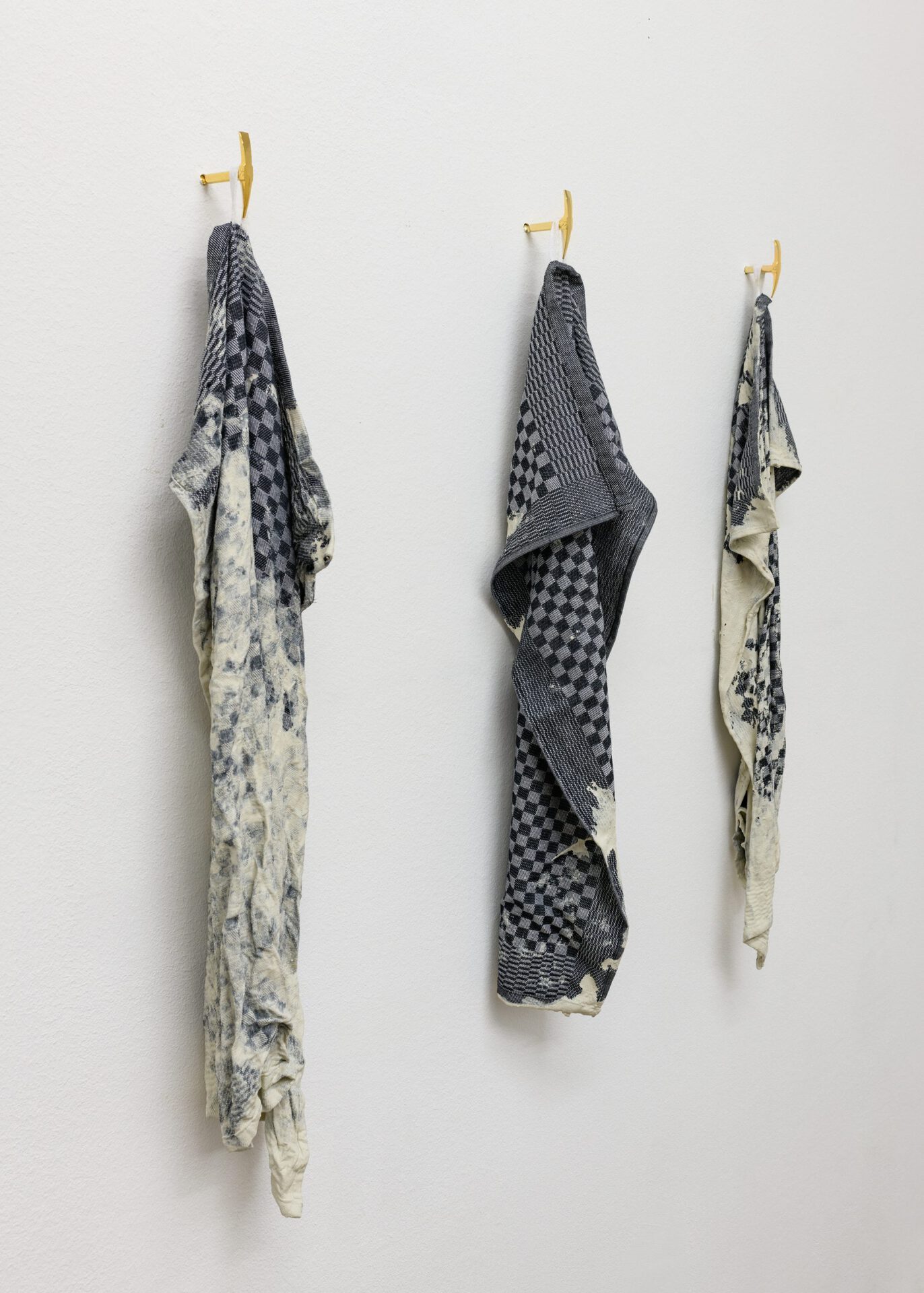 JP Langer & Eliza Ballesteros, HERRENSAUNA (2022), edition of 3, unique, pit cloth, clay, cork screw 45 x 90 x 10 cm Photo: Kai Werner Schmidt