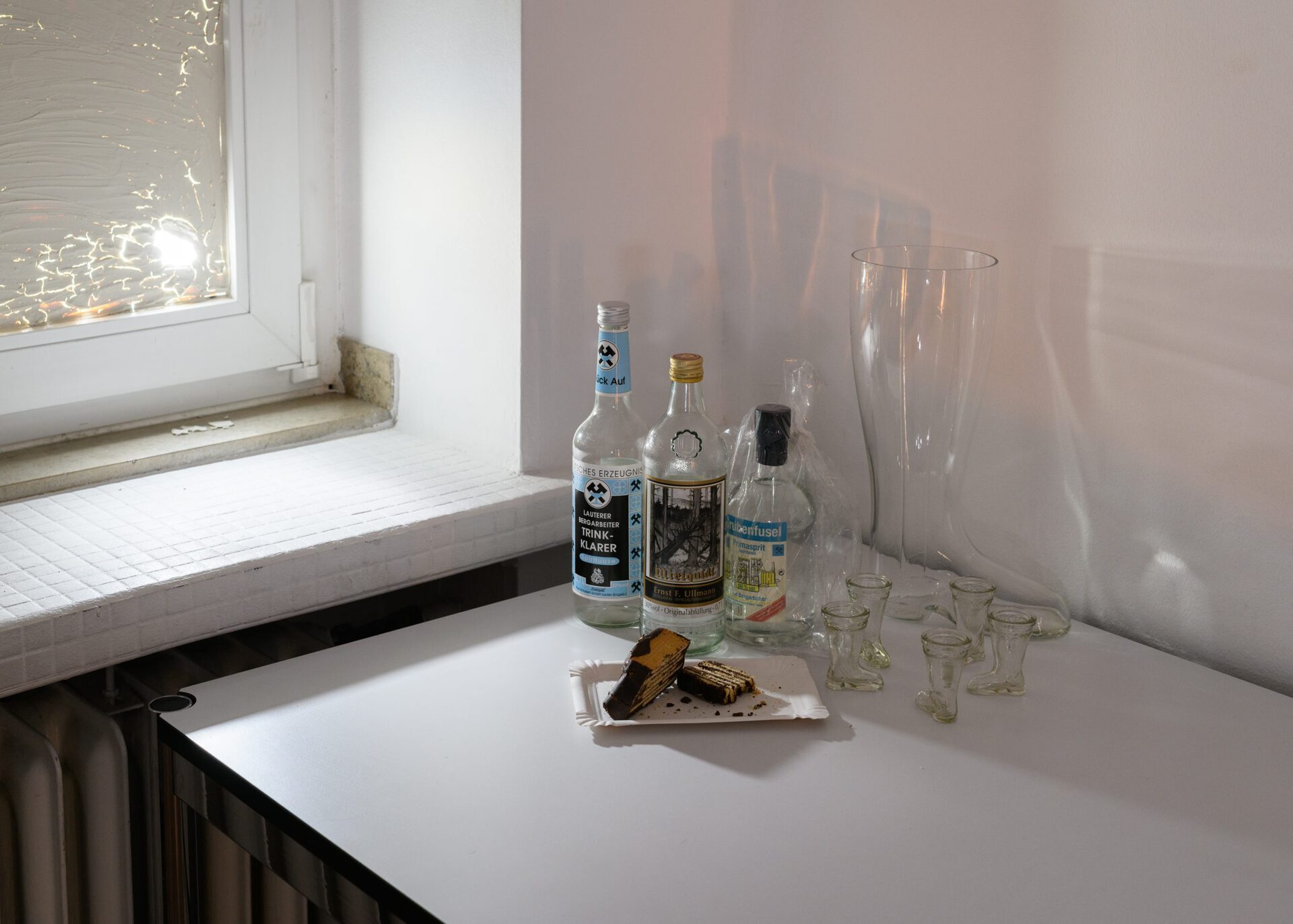 JP Langer & Eliza Ballesteros CAKE & SCHNAPPS (2022) remenants of a collective performance on the occasion of the opening night Photo: Kai Werner Schmidt