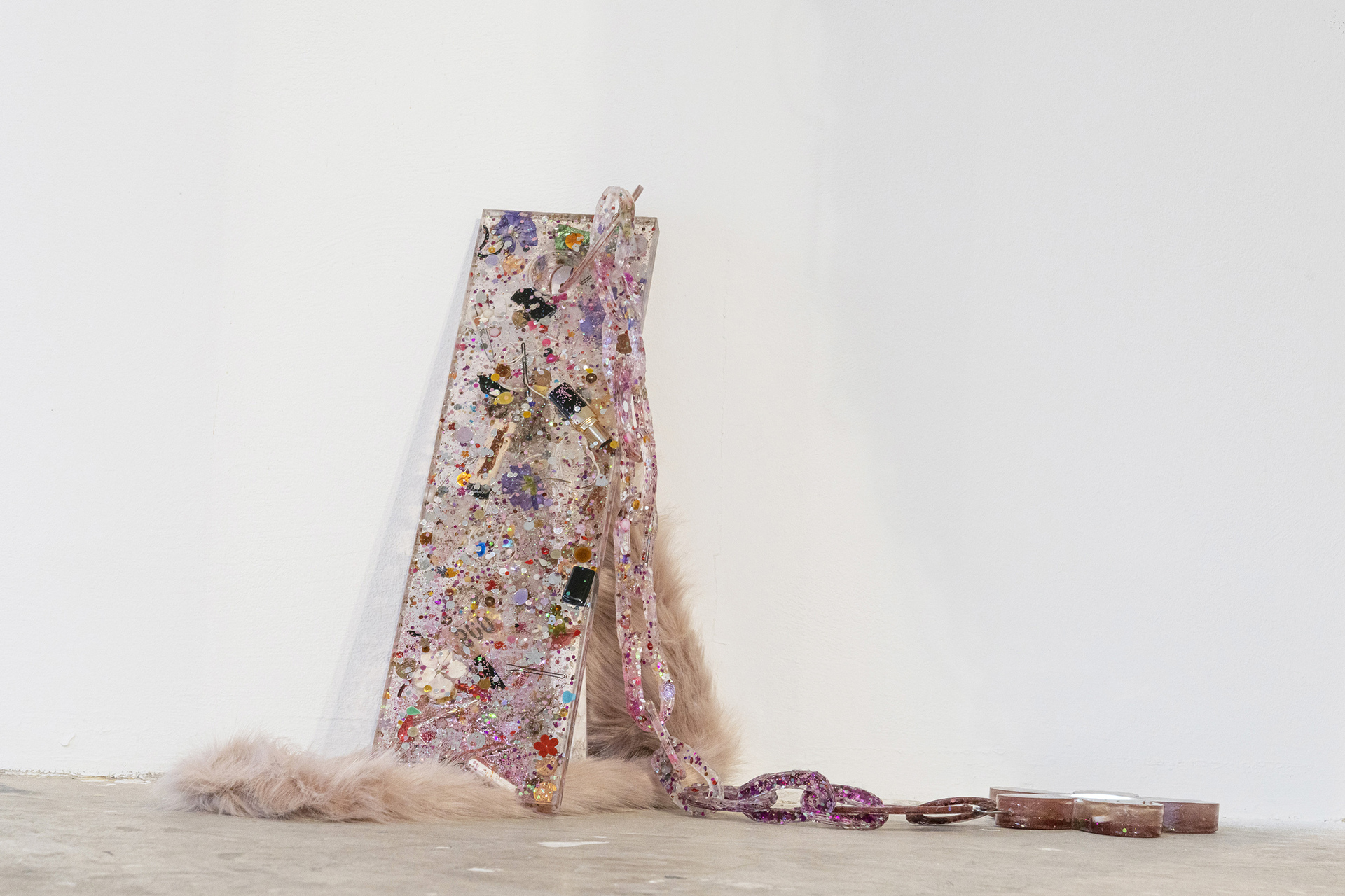 Flora Lechner, Key element, 2021, Epoxy resin, faux fur, led light, 65 x 25 cm