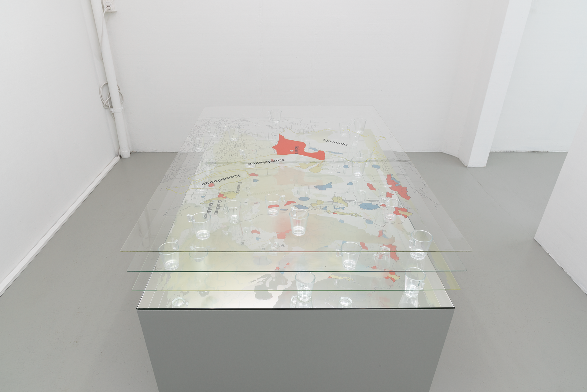 Joseph Kasau & Stephane Kabila. Geste des dieux, 2021. In three parts: HD video, sound, plexiglass; sound, paper, strings, glue;mirror, glass, laser print, cups.