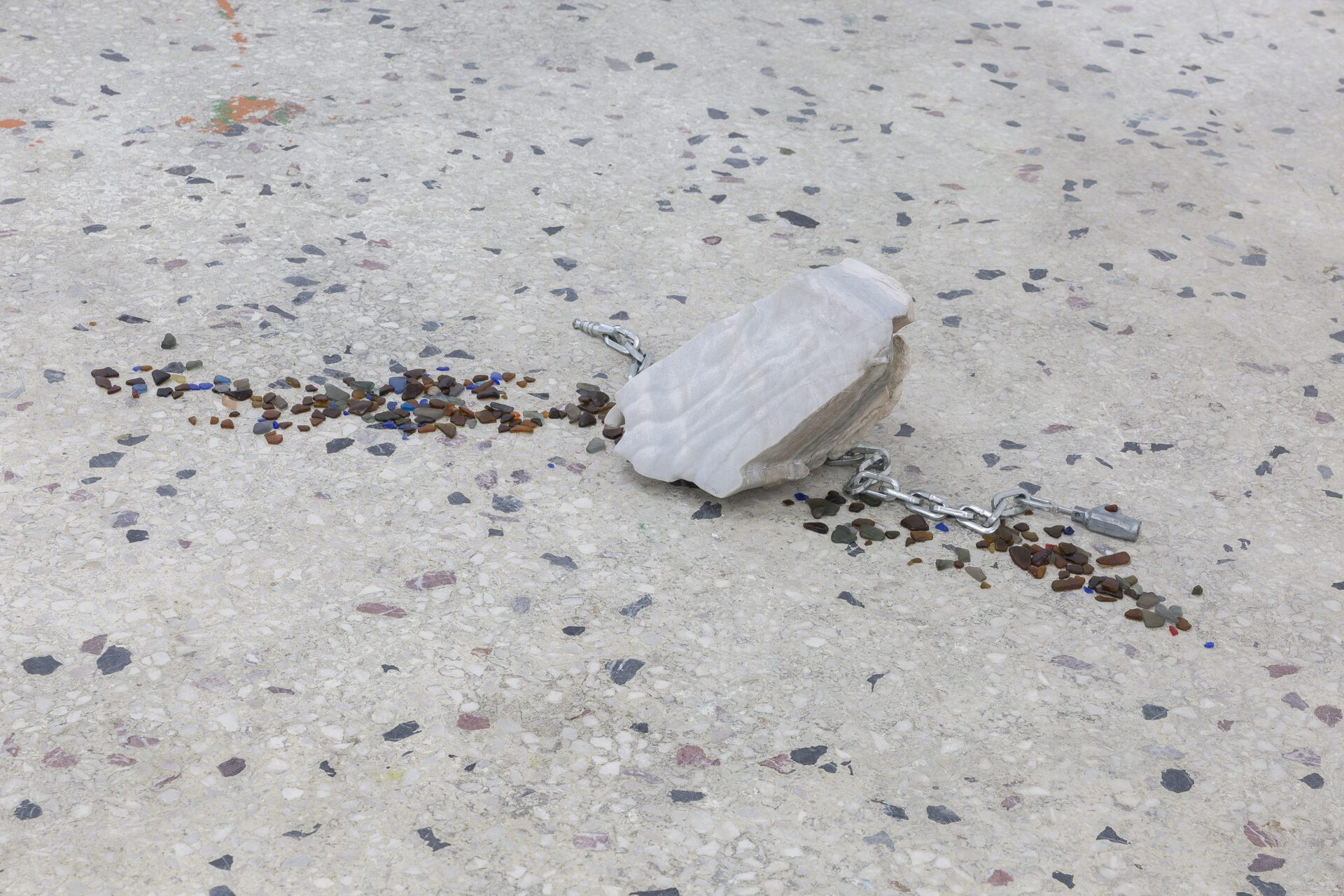 Eric Stephany, «RQ2R+CPG Vouliagmeni, Greece», 2022 Marble, metal, glass, olive oil 110x50x18