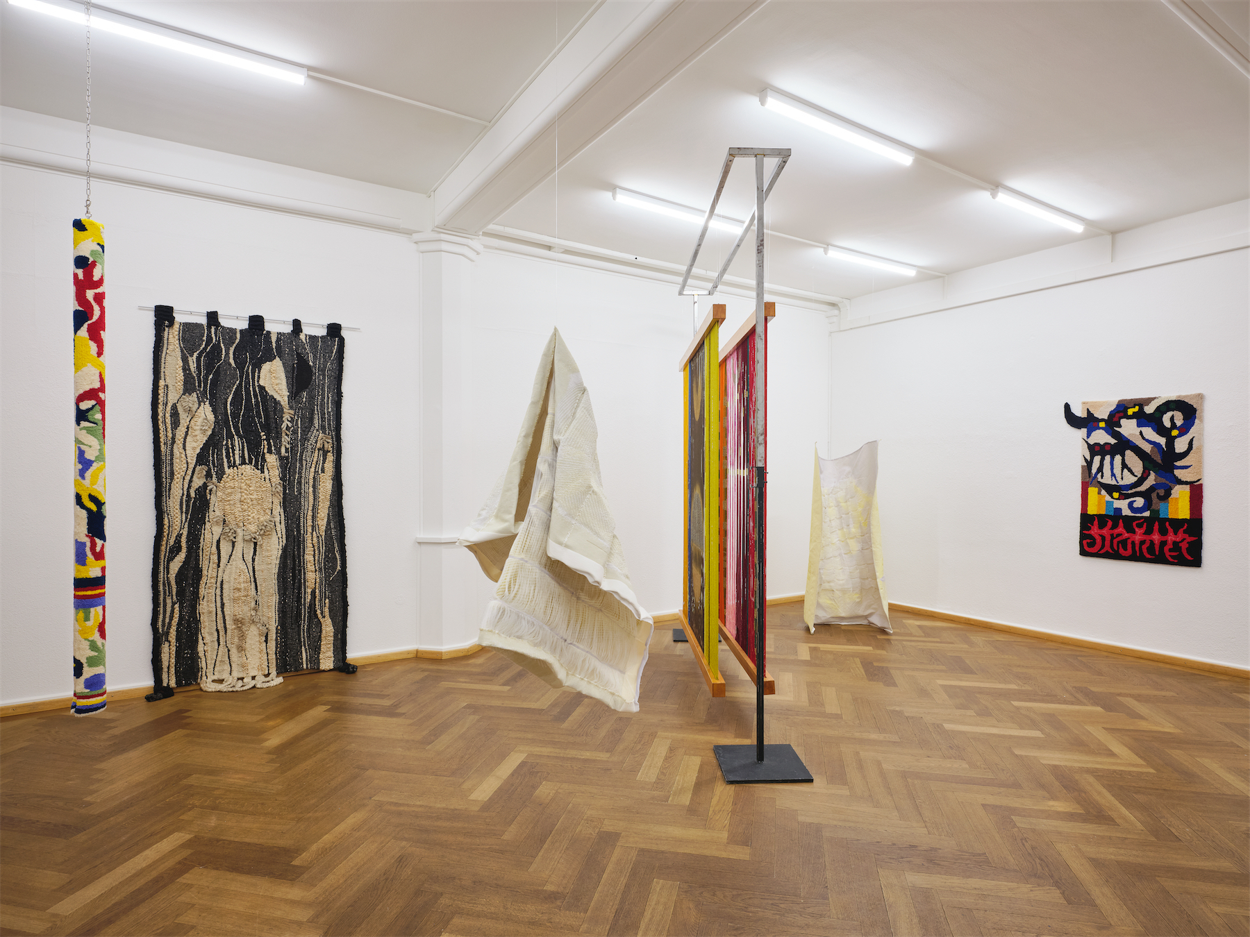 Installation views Stitches. Home as Composition, Manutcher Milani; Jeanne-Odette Evard; Marie Schumann, Elsi Giauque, Marie Schumann; Manutcher Milani, KRONE COURONNE, 2022. Photo: © Nicolas Delaroche Studio