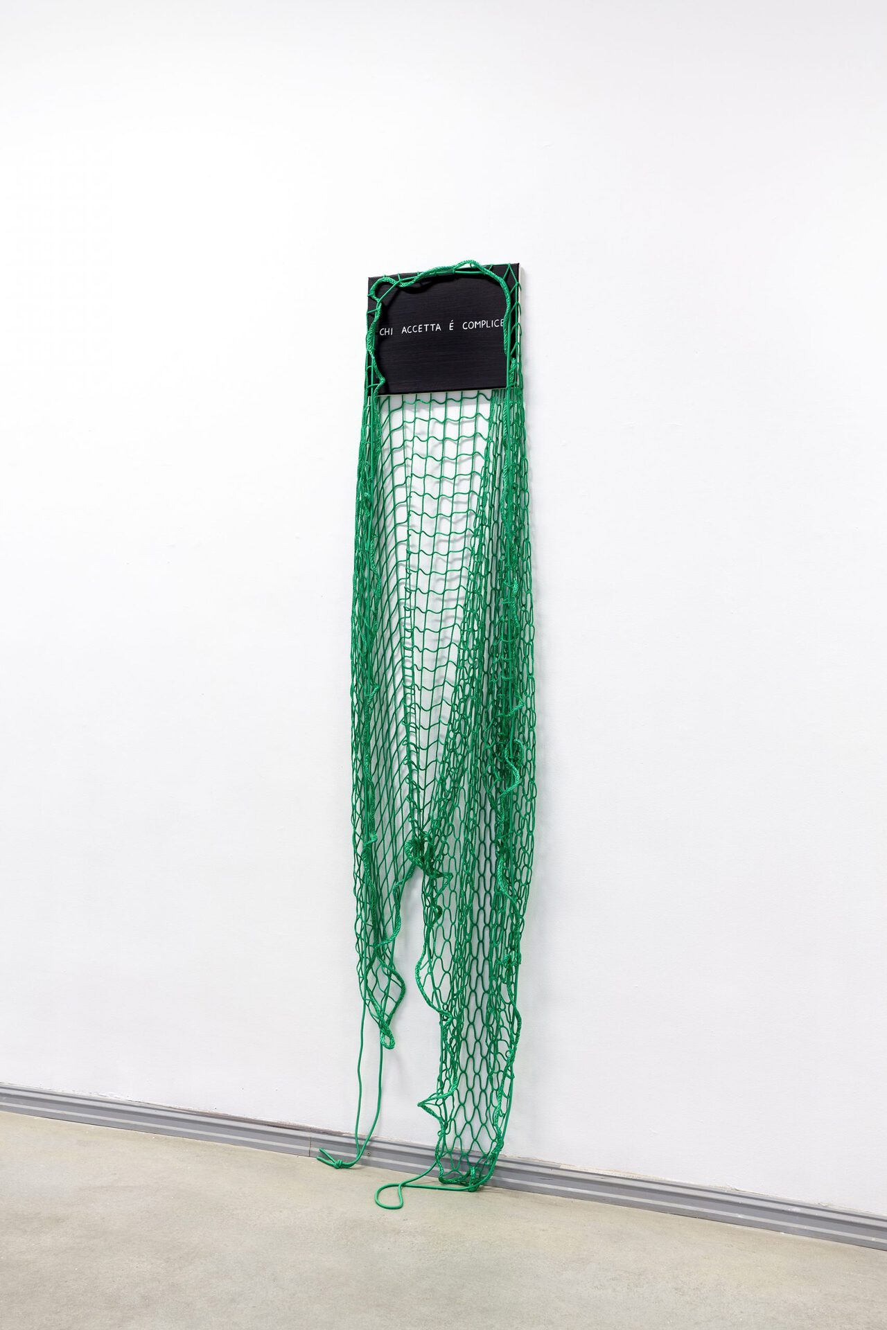 13 Sven Parker. Chi accetta è complice, 2022, acrylic on canvas, cargo net, 210 x 40 cm. Photo by Roman-Sten Tõnissoo