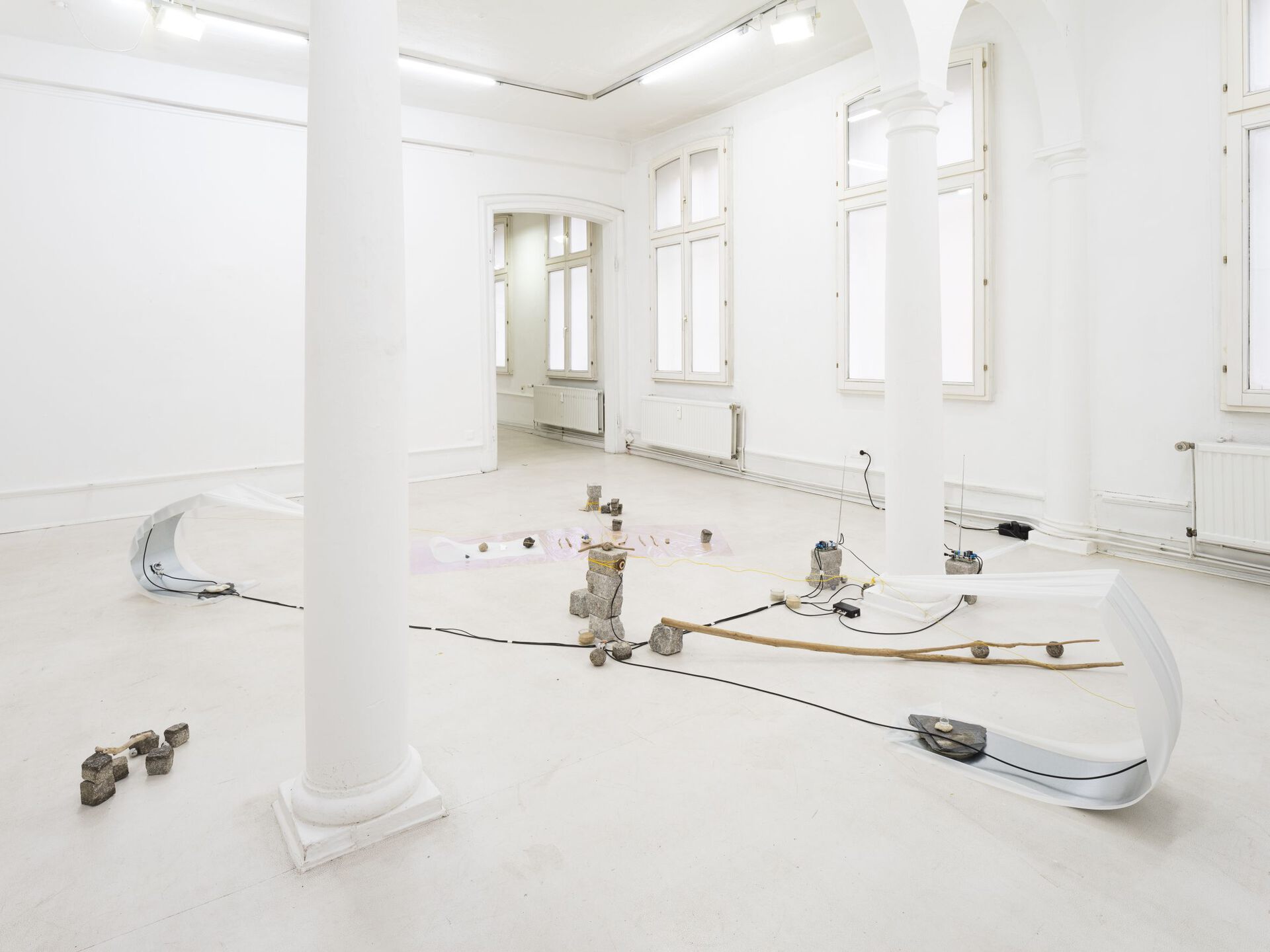 sensible fields (2022) A collaboration between Silvia Noronha & Niko de Paula Lefort Site-specific installation
