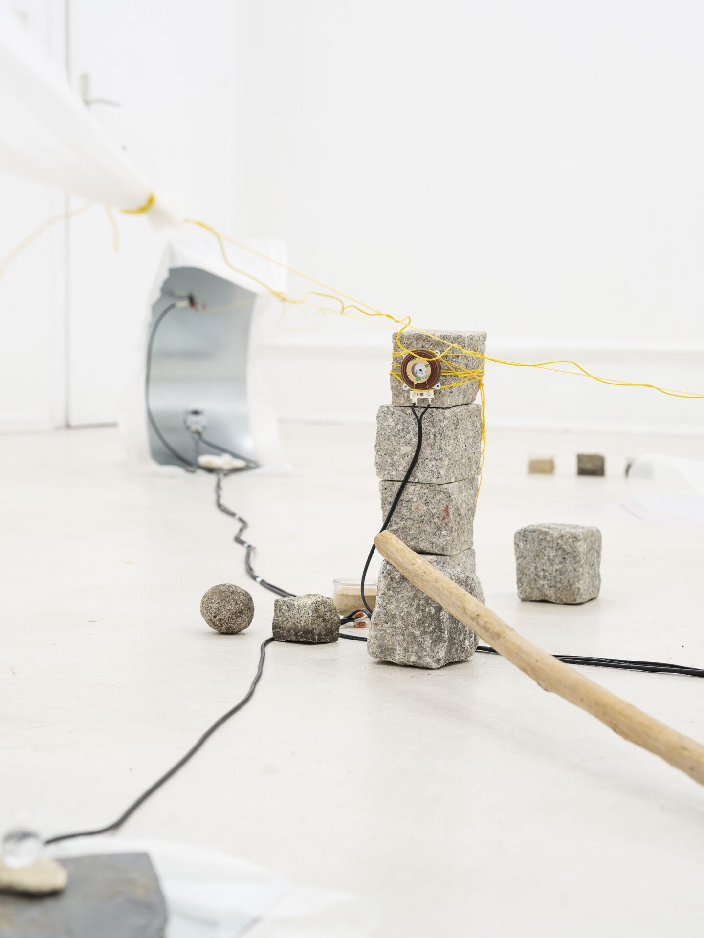 sensible fields (2022) A collaboration between Silvia Noronha & Niko de Paula Lefort Site-specific installation (detail)