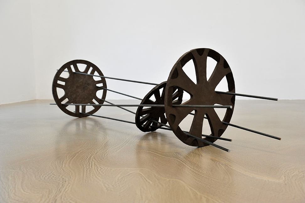 Theresa Lawrenz, Untitled, 2021/2022, ceramic, steel, ca. 38x180x38cm