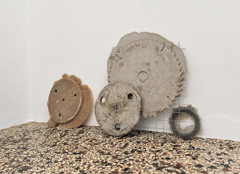 Theresa Lawrenz, Untitled, 2021, cement, concrete, silicone, sand, wire, various casting processes, ca. 15x30x2cm