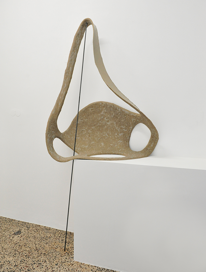 Theresa Lawrenz, viertel vor drei, 2022, elastomer-sand casting, steel, 200x92x44cm (casting: 118x118x1,5cm)