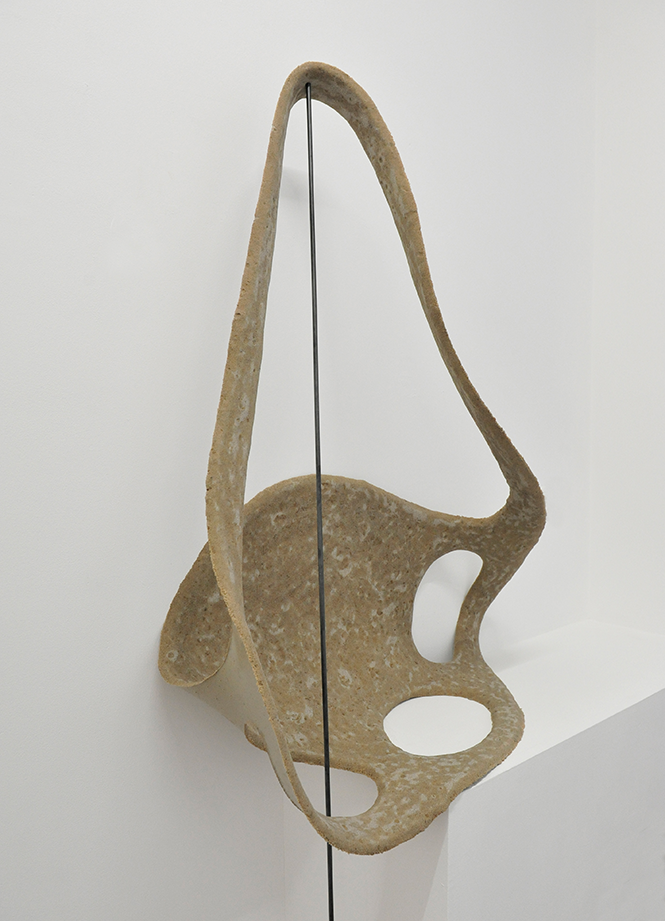 Theresa Lawrenz, viertel vor drei (detail), 2022, elastomer-sand casting, steel, 200x92x44cm (casting: 118x118x1,5cm)