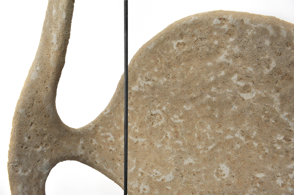 Theresa Lawrenz, viertel vor drei (detail), 2022, elastomer-sand casting, steel, 200x92x44cm (casting: 118x118x1,5cm)