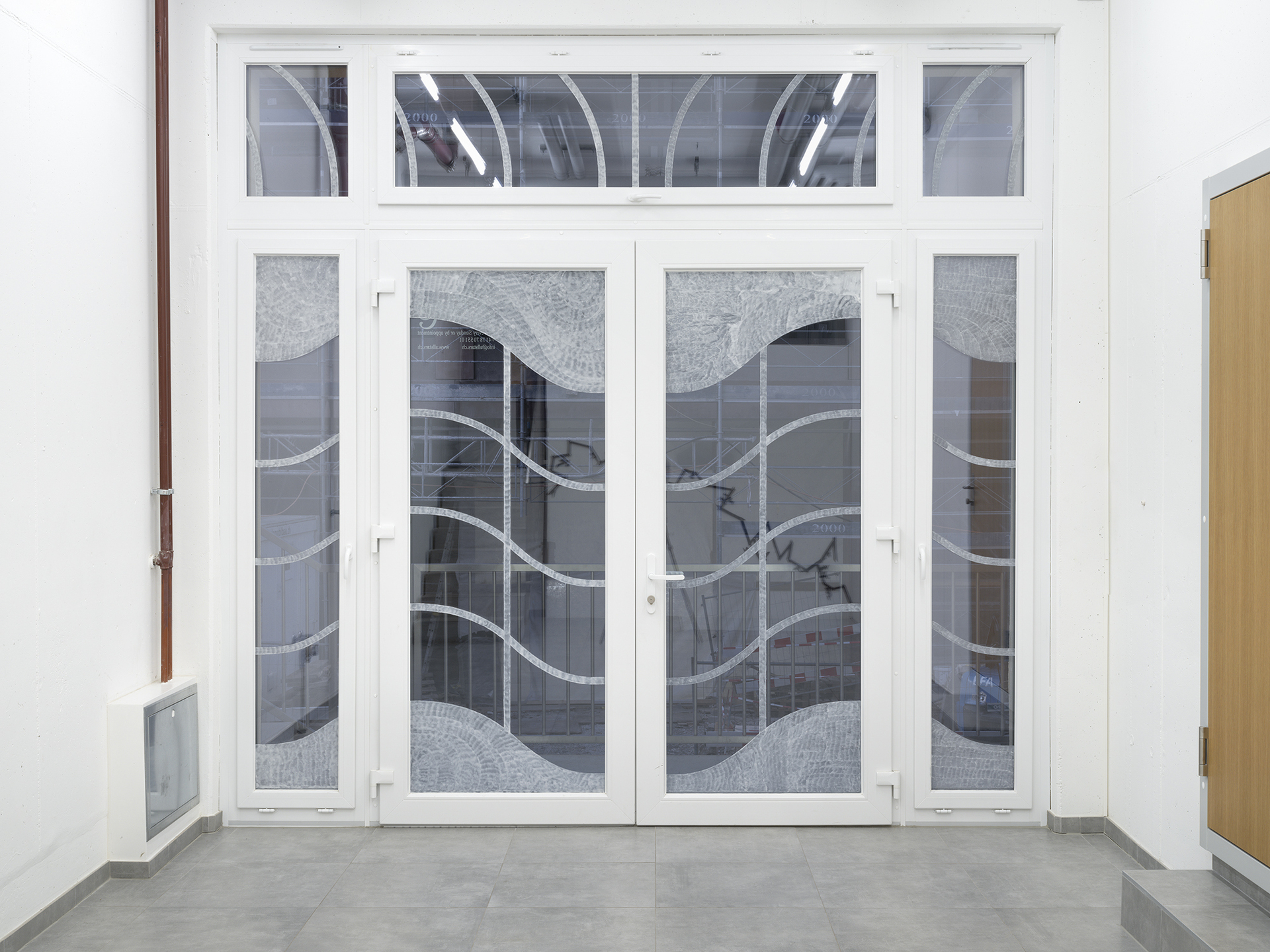 Giovanna Belossi, Porte-fenêtre (entrée en matière), 2022, removable water-based painting