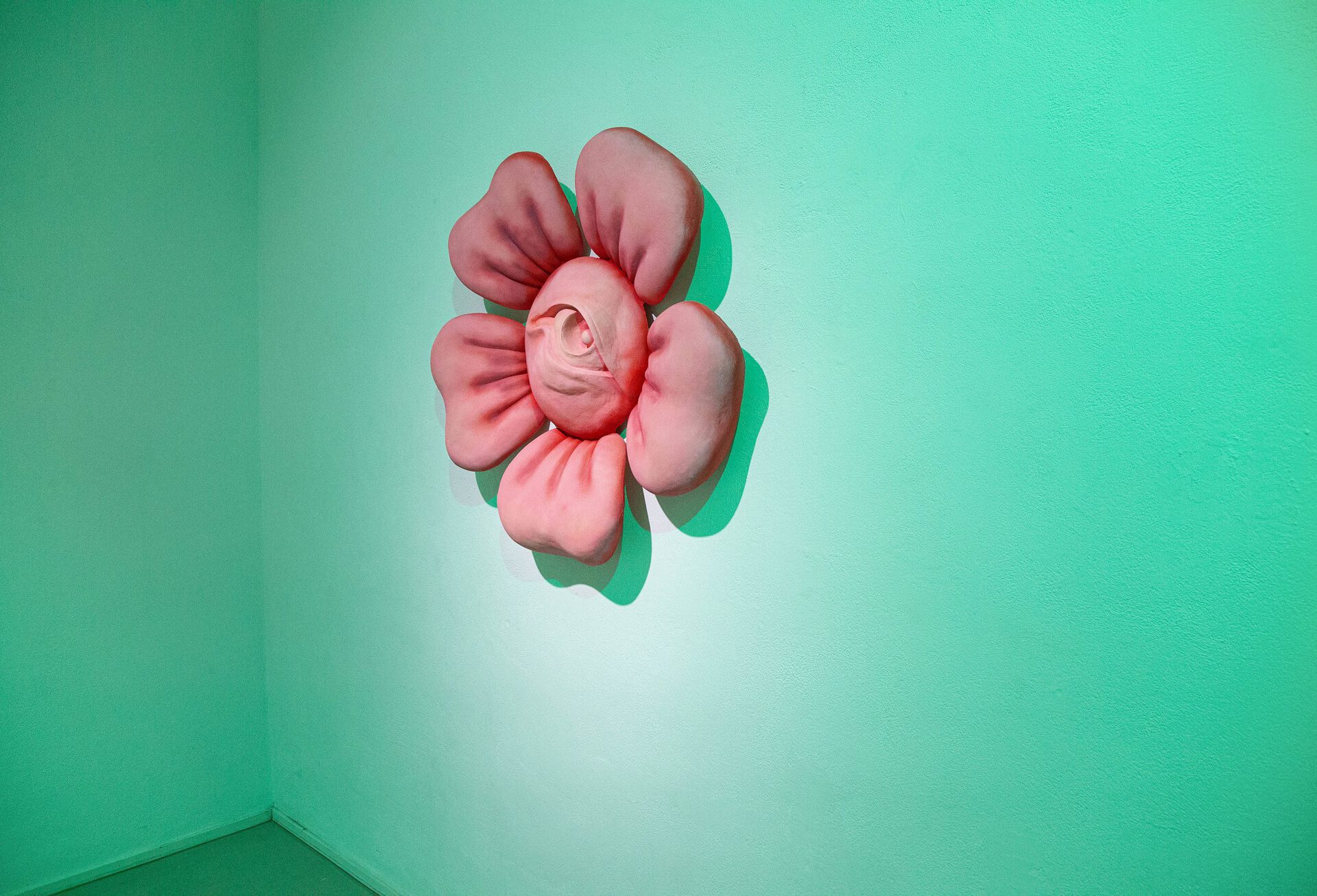 Ida Hy, Silly Daisies, 2020, acrylic plaster, airbrush, 100x100cm