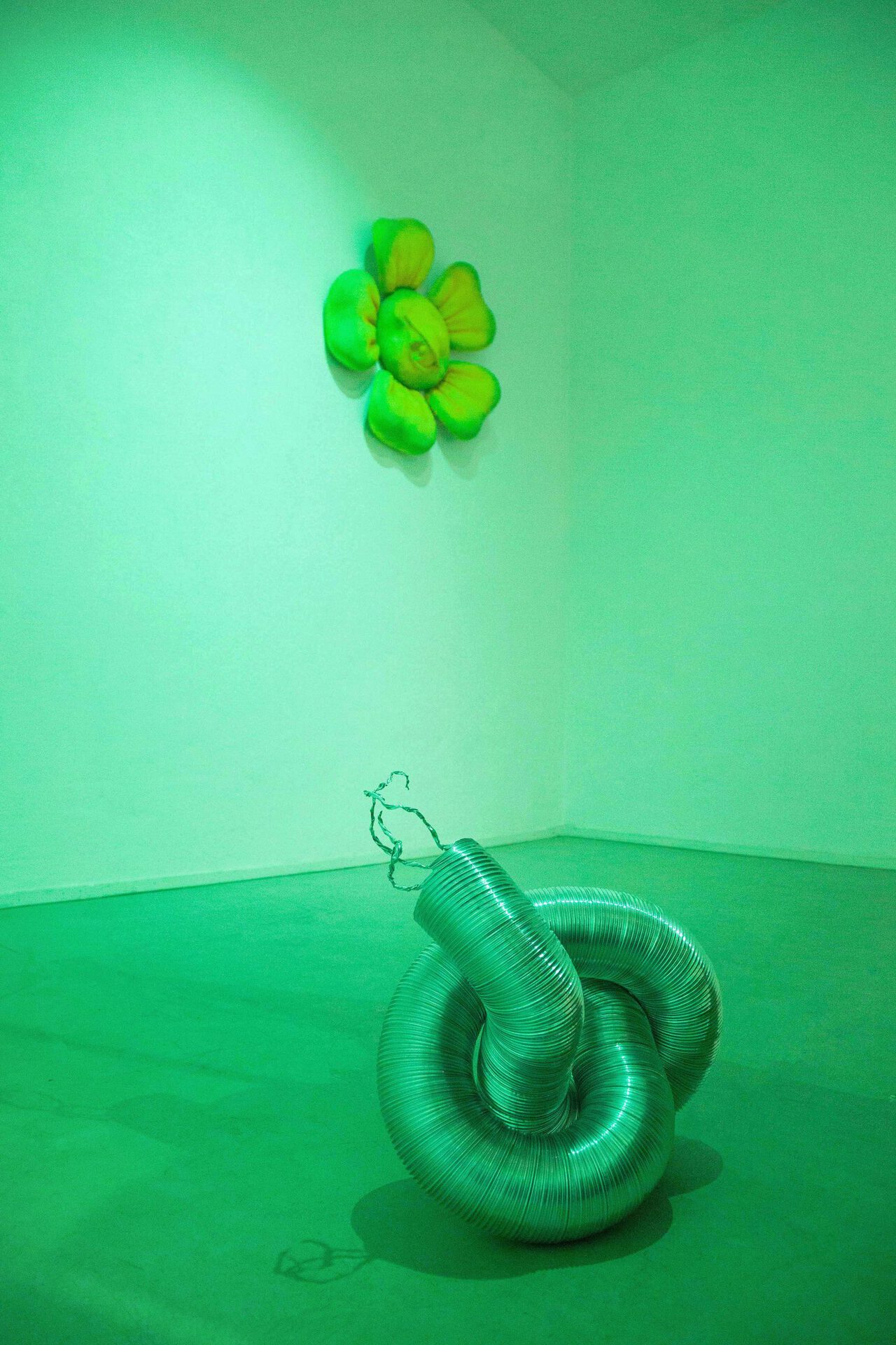 Ida Hy, Silly Daisies, 2020, acrylic plaster, airbrush, 100x100cm // Francisca Markus, An Object of Forgotten Memory, 2022, extractor pipe of aluminium, speaker, 7.11 min loop, 60x60 cm