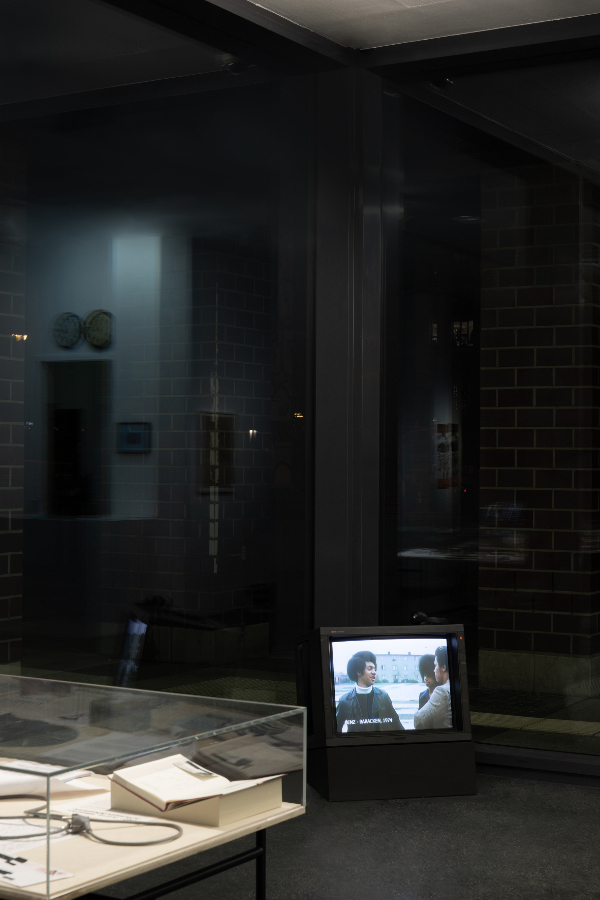 James Gregory Atkinson, Frohe Zuversicht (Detail), 2021, video, painting Kai Matussik, St. CG Hommage an Charly Graf, der deutsche Mohamed Ali (2020), installation view ‘6 Friedberg-Chicago’ Dortmunder Kunstverein, 2021/22 Courtesy: the artist, Kai Matussik, Dortmunder Kunstverein Photo: Jens Franke