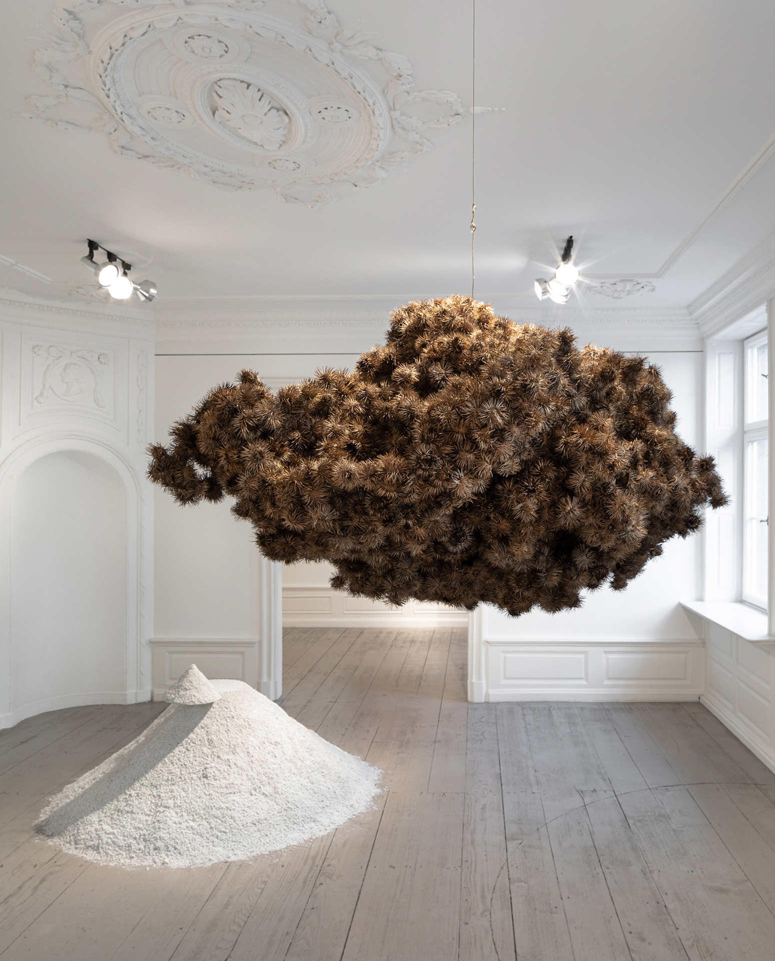 Angelika J. Trojnarski, Risk and Wonder, 2022 Kletten, Messing, 70x60x50 cm